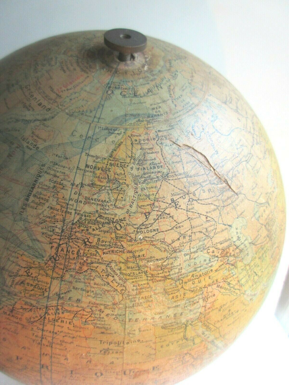 World map, Napoleon III Globe edited by FOREST, cast-iron tripod foot