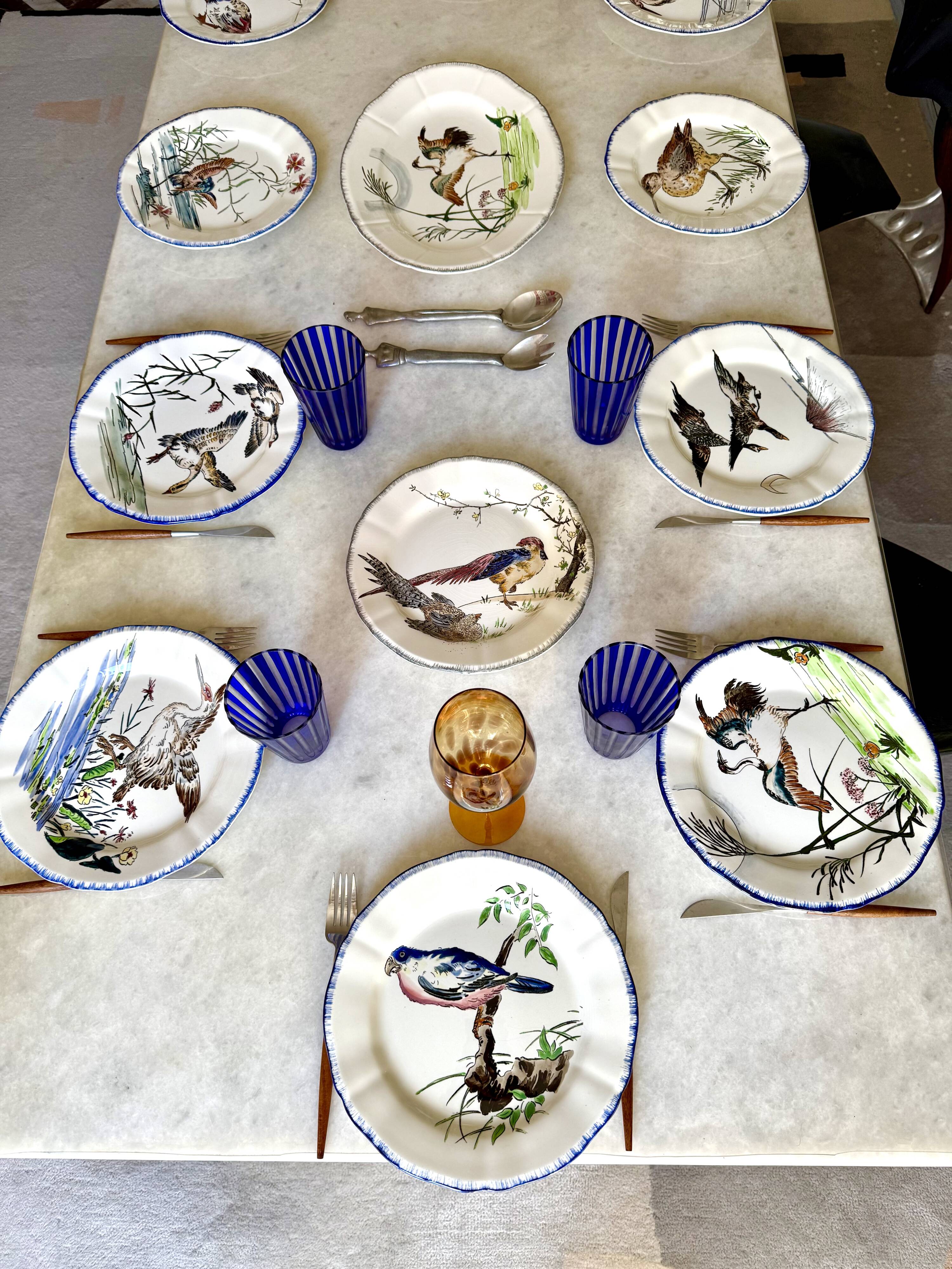 Service de table assiettes et plats Gien modèle grands oiseaux