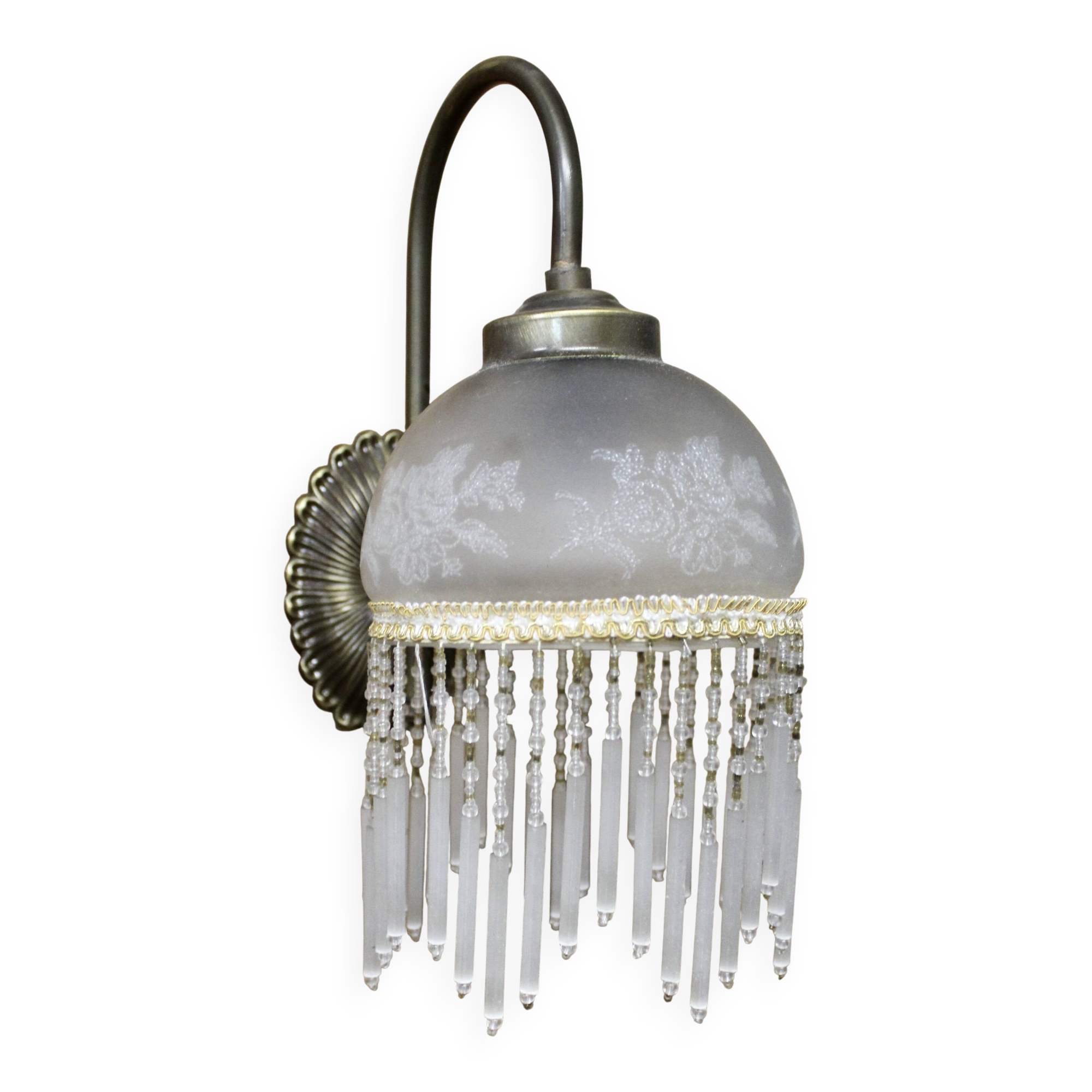 Applique parisienne en verre gravé et perles