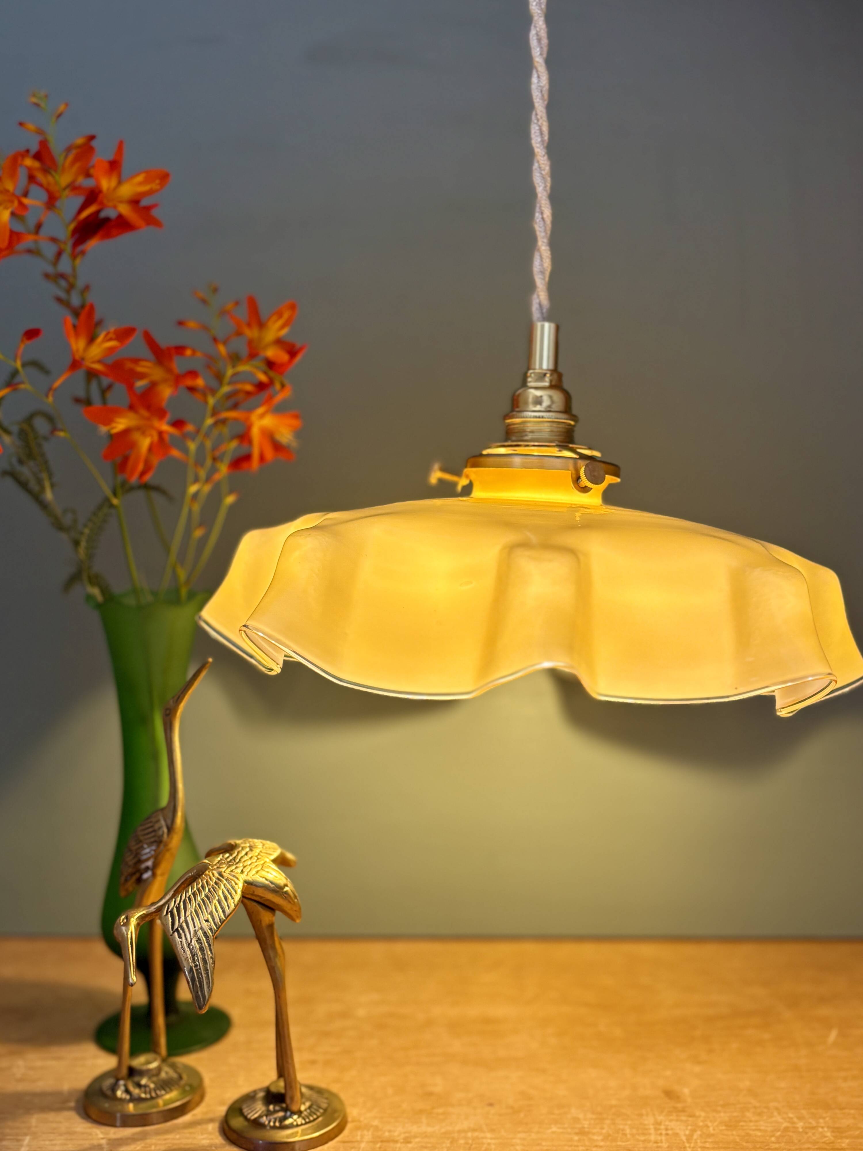 Suspension abat-jour vintage en opaline jaune