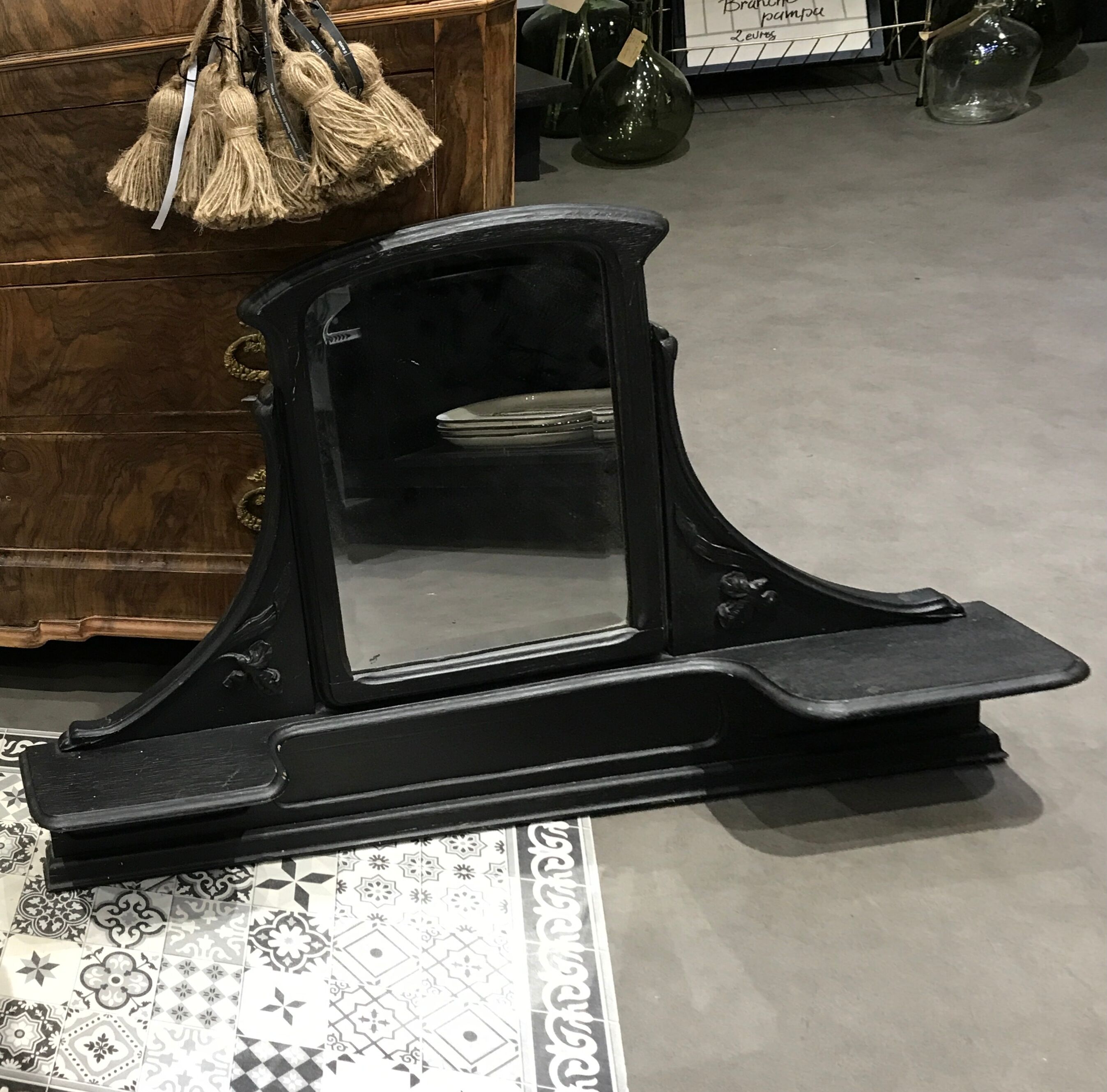 Fifth wheel console and art deco mirror