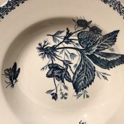 Hollow plate decor insects and strawberries, Manufacture Choisy the King, Iron Land, H Boulenger - Co.