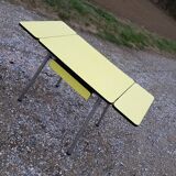 Table en formica jaune