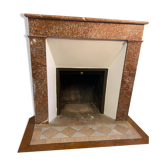 Habillage de cheminée en marbre avec cadre foyer fermé