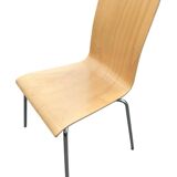 Chaise en bois avec piètement en métal