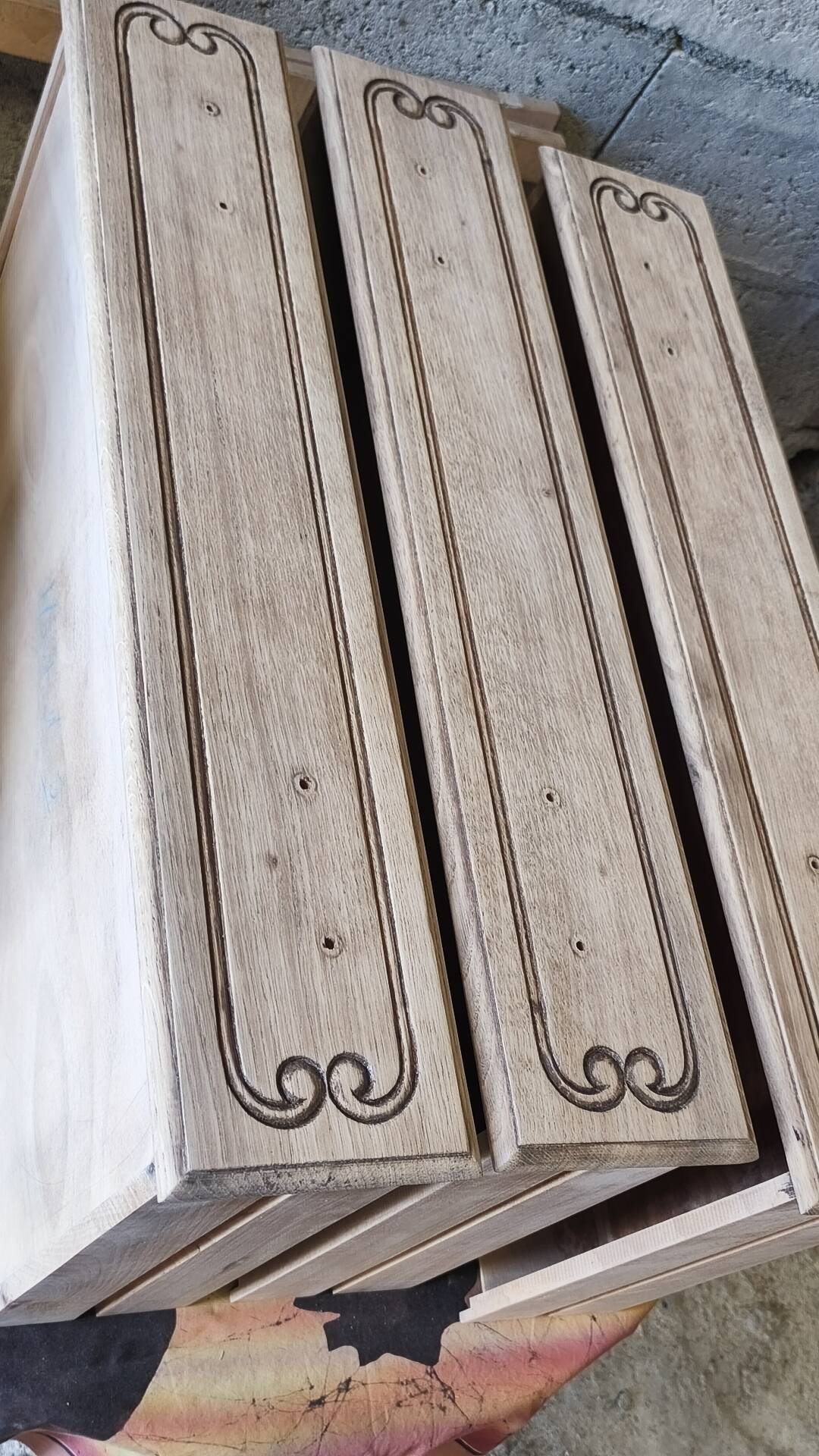 Oak chest of drawers