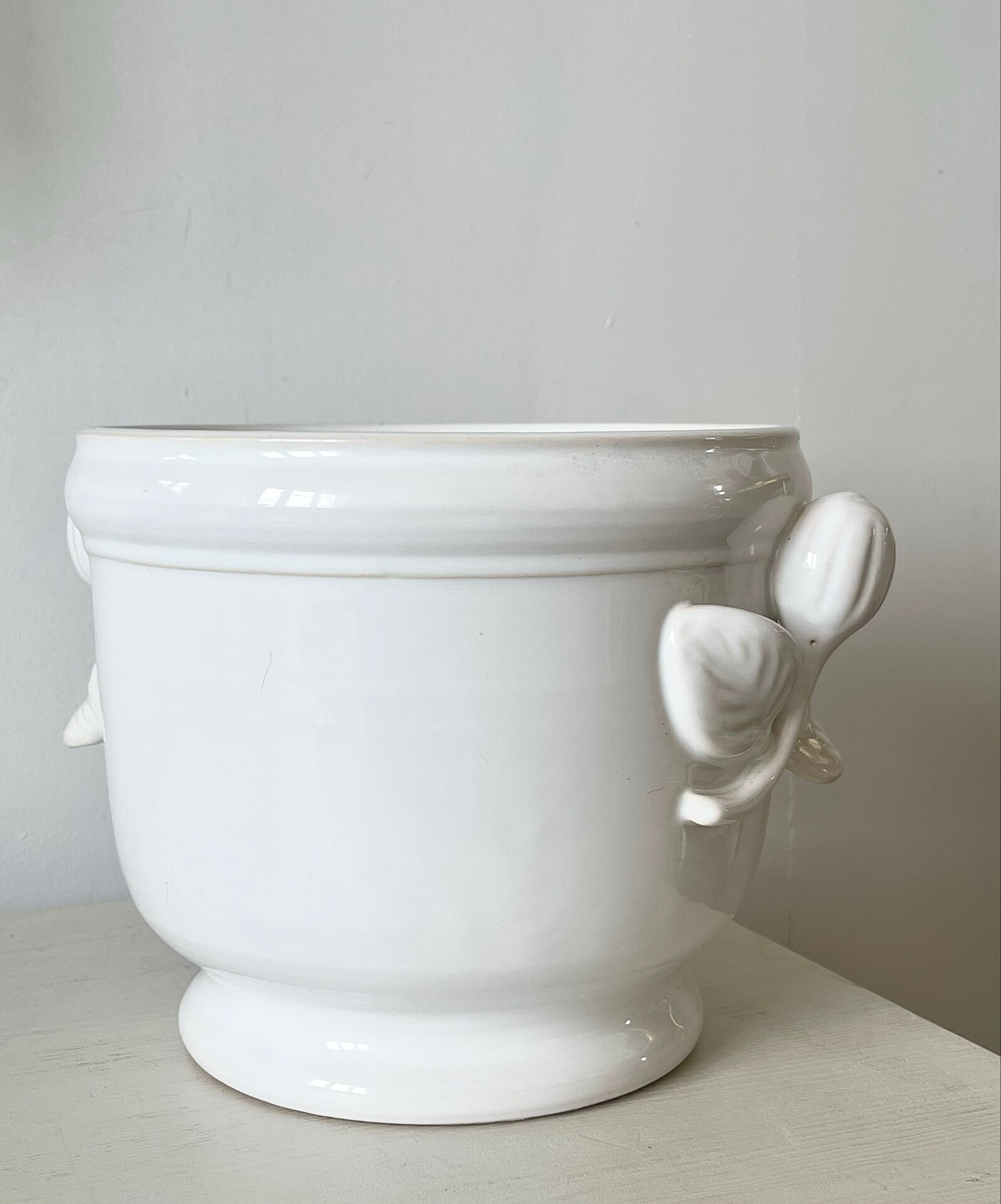 Cache pot en faïence blanche