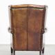 Fauteuil à oreilles confortable et bien entretenu en cuir de mouton
