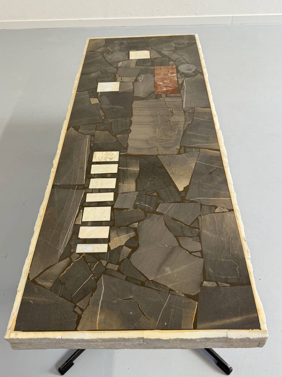 Ancienne table basse en pierre mosaïque design années 70 pied métal vintage