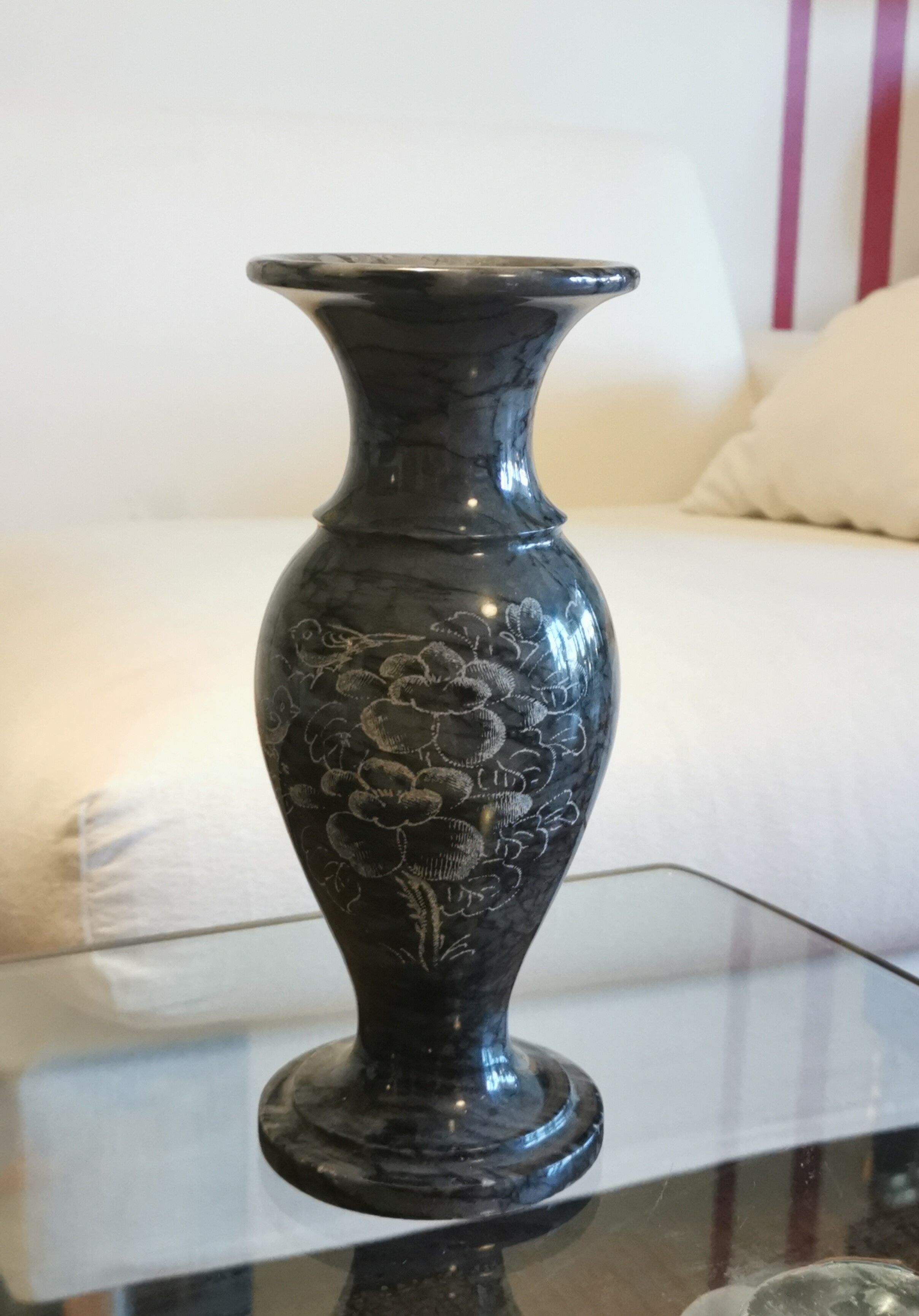 Vase en marbre sculpté