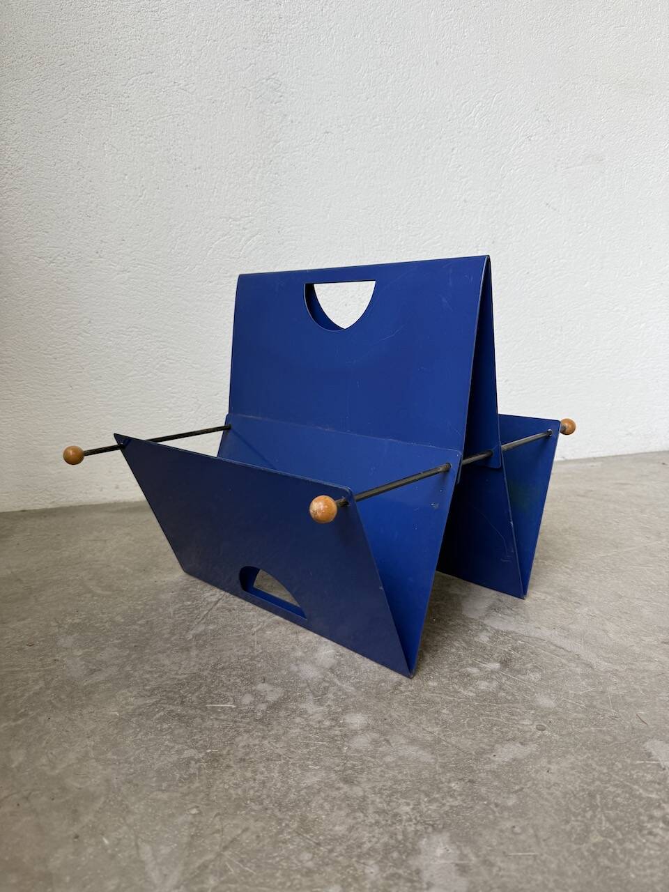 Memphis 80s Magazine Rack