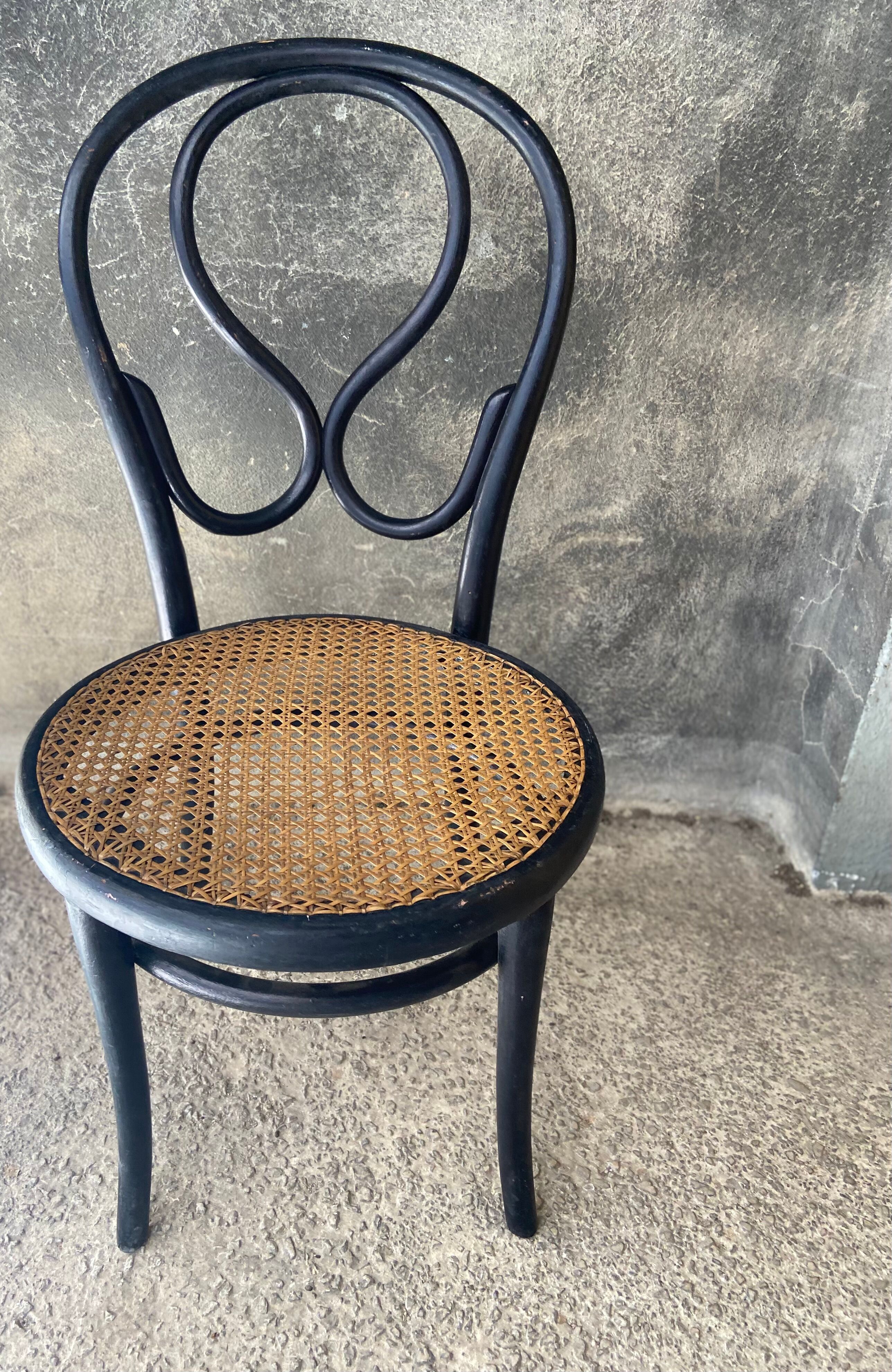 Chaise basse Thonet en bois courbé et canné