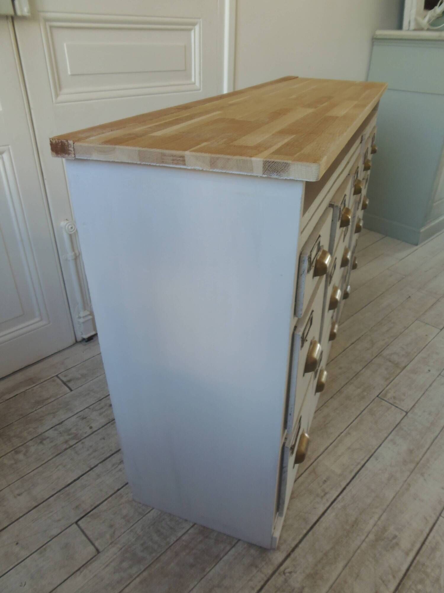 Meuble de métier vintage patiné gris perle, plateau bois.