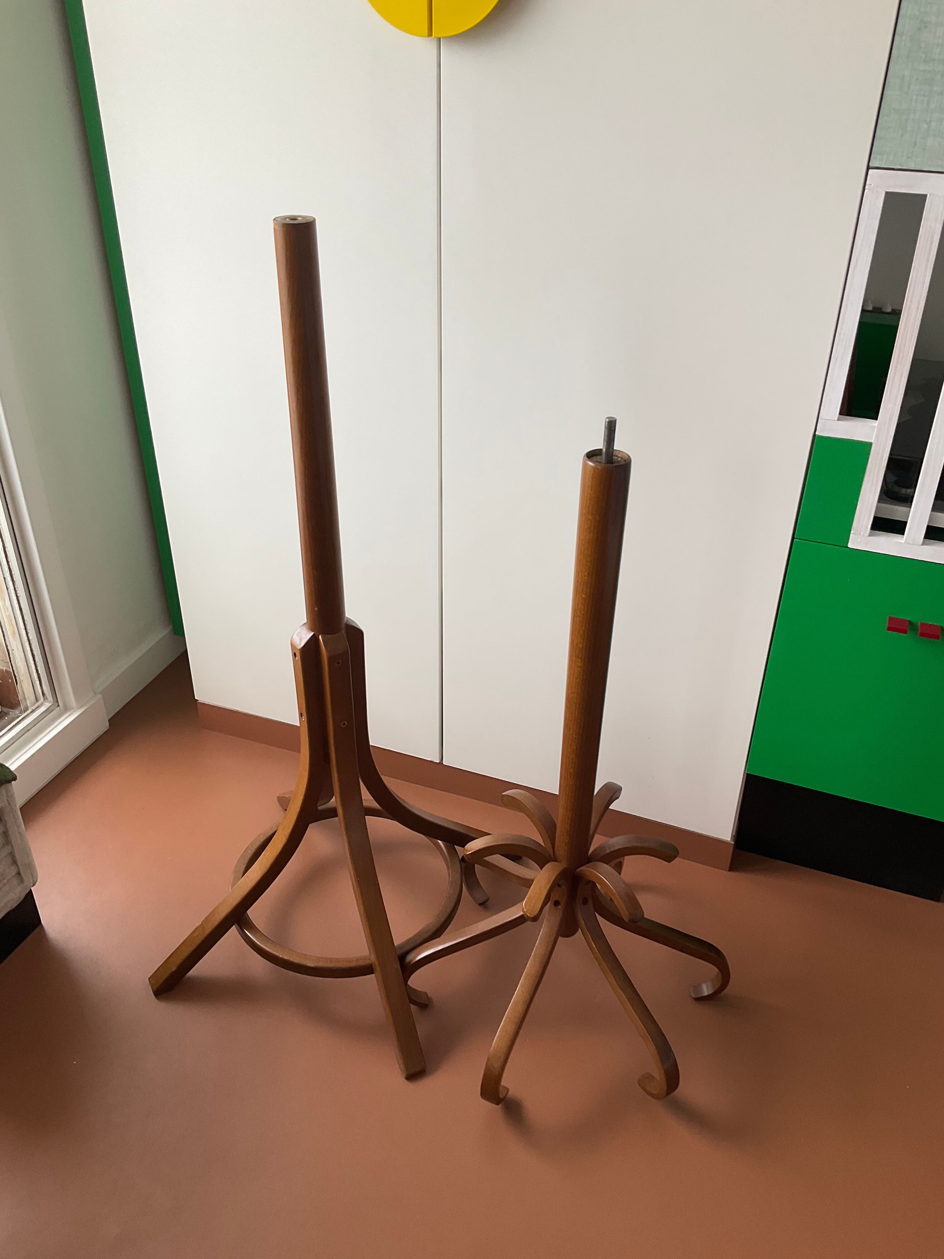 Baumann parrot coat rack