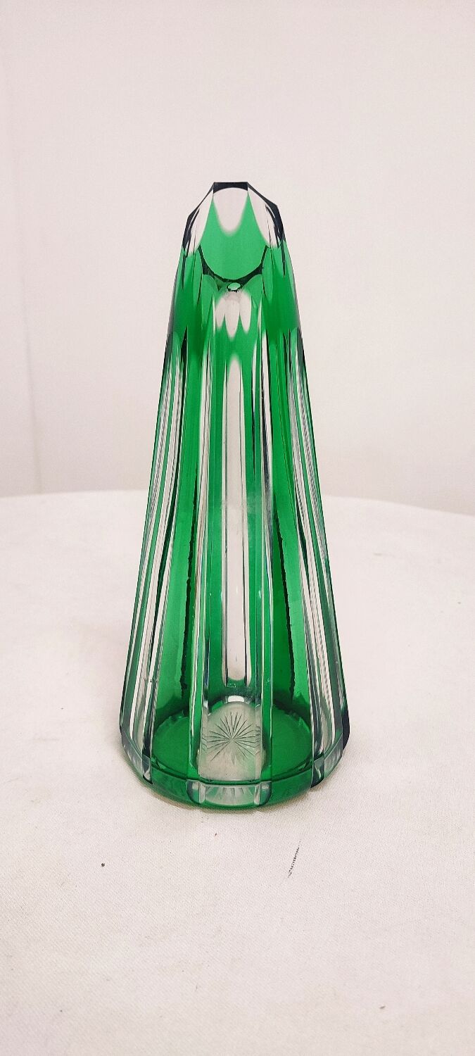 Vase en verre sculpté de Bohême. République tchèque, années 1980.