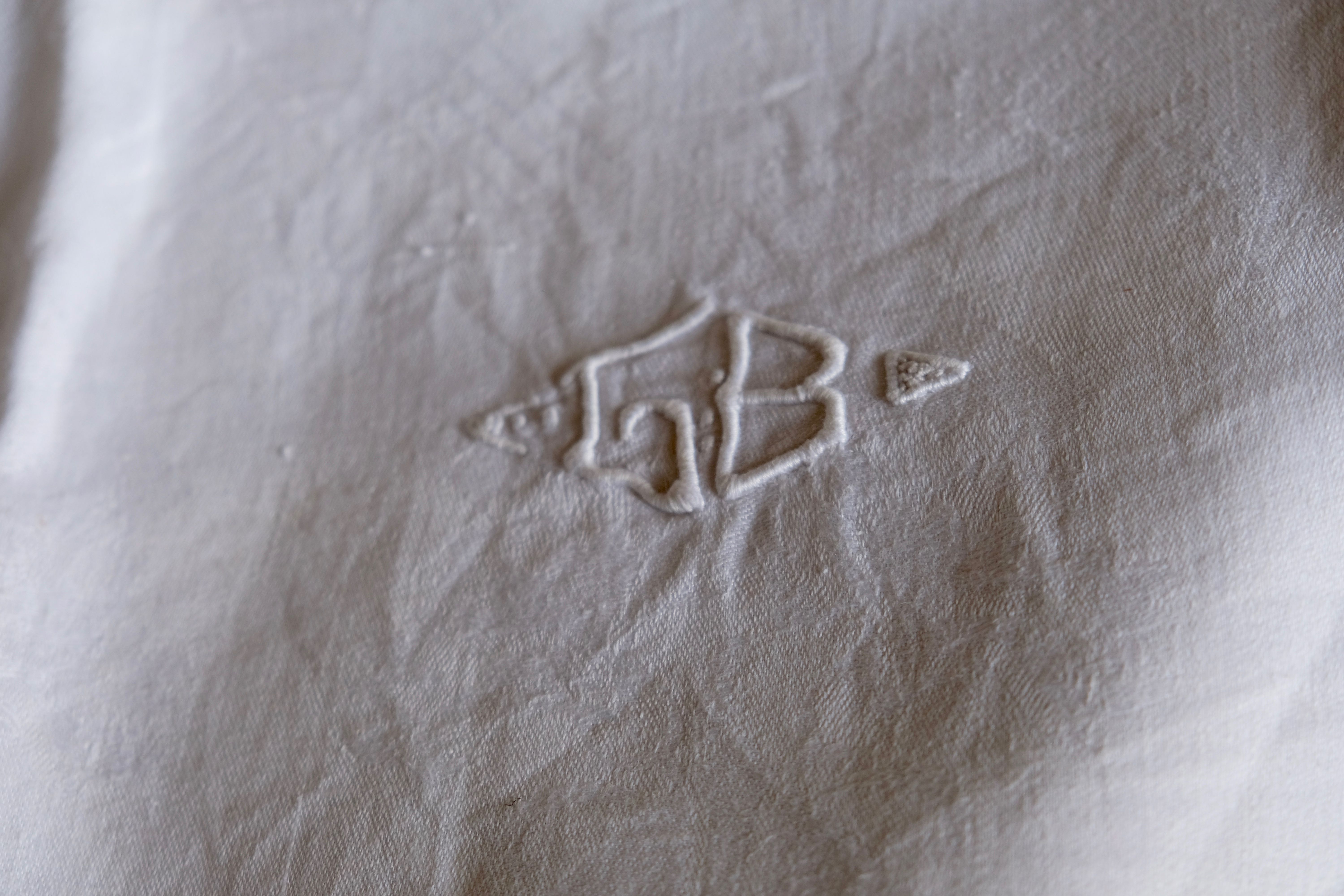 Set of 8 towels in embroidered damask white linen