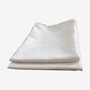 Deux serviettes anciennes en damassé de lin de couleur blanc
