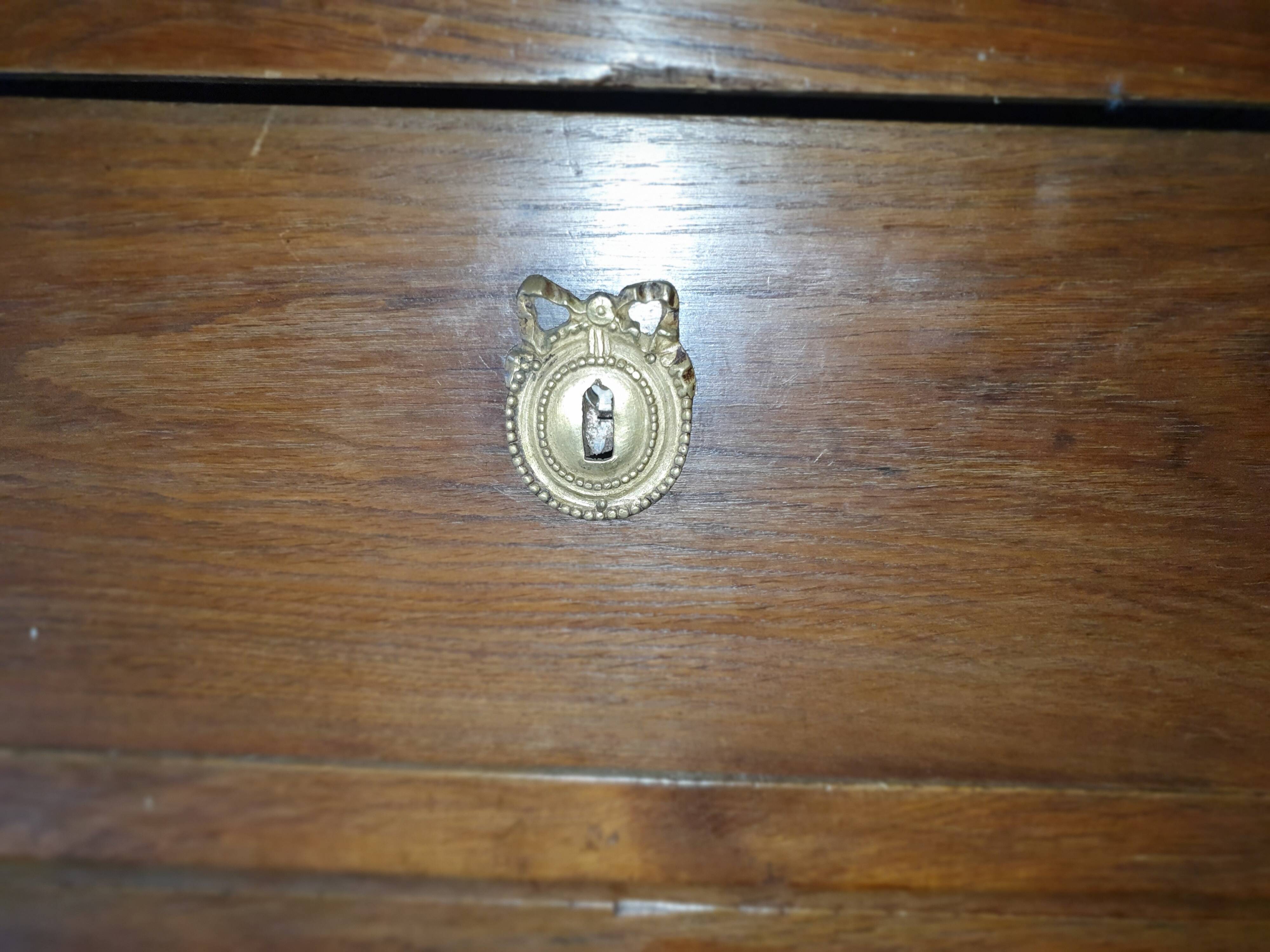 Oak chest of drawers