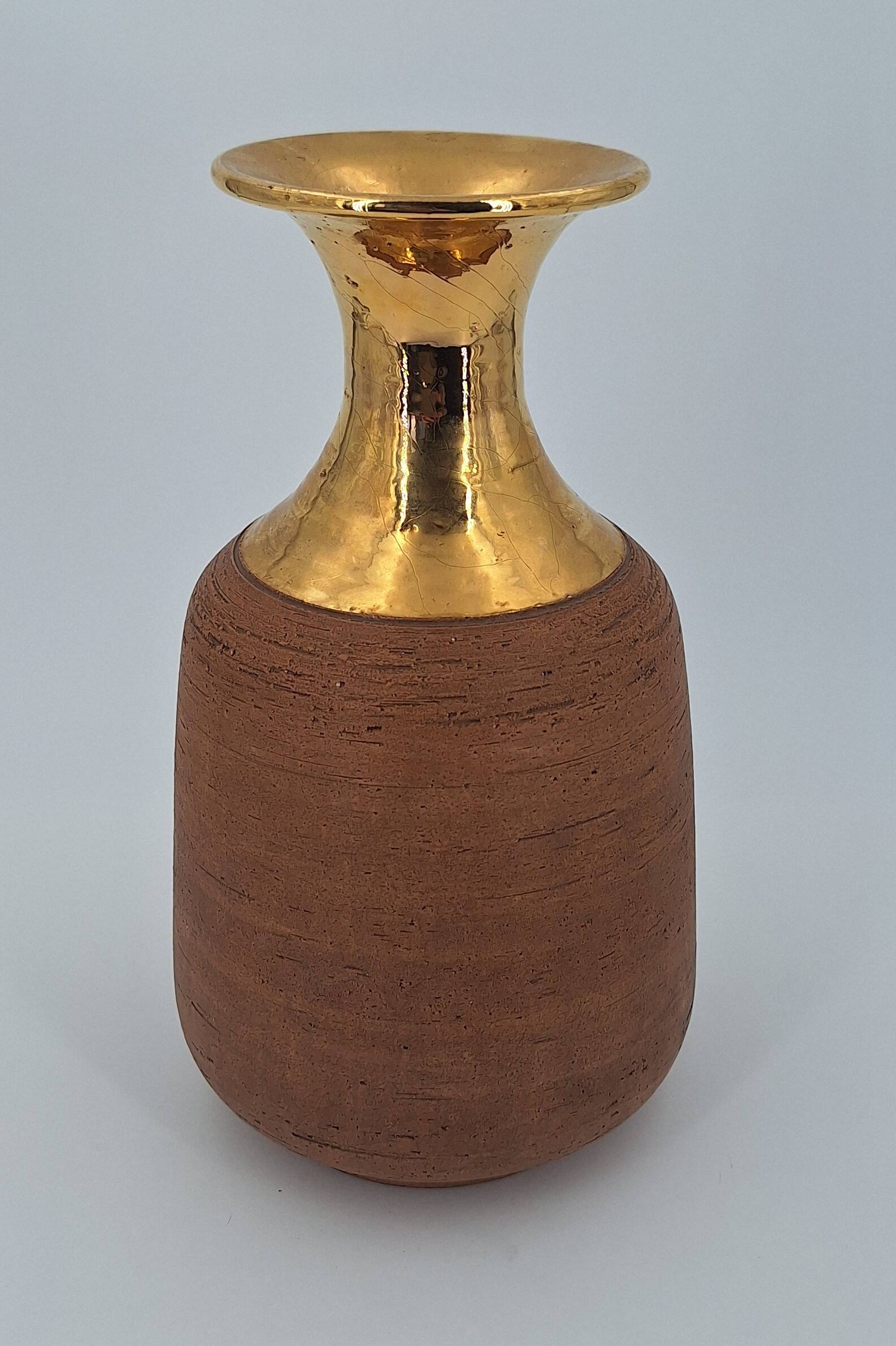 Vase in raw chamotte sandstone enameled with gold, Italy, Bitossi for Raymor, circa 1960/1970