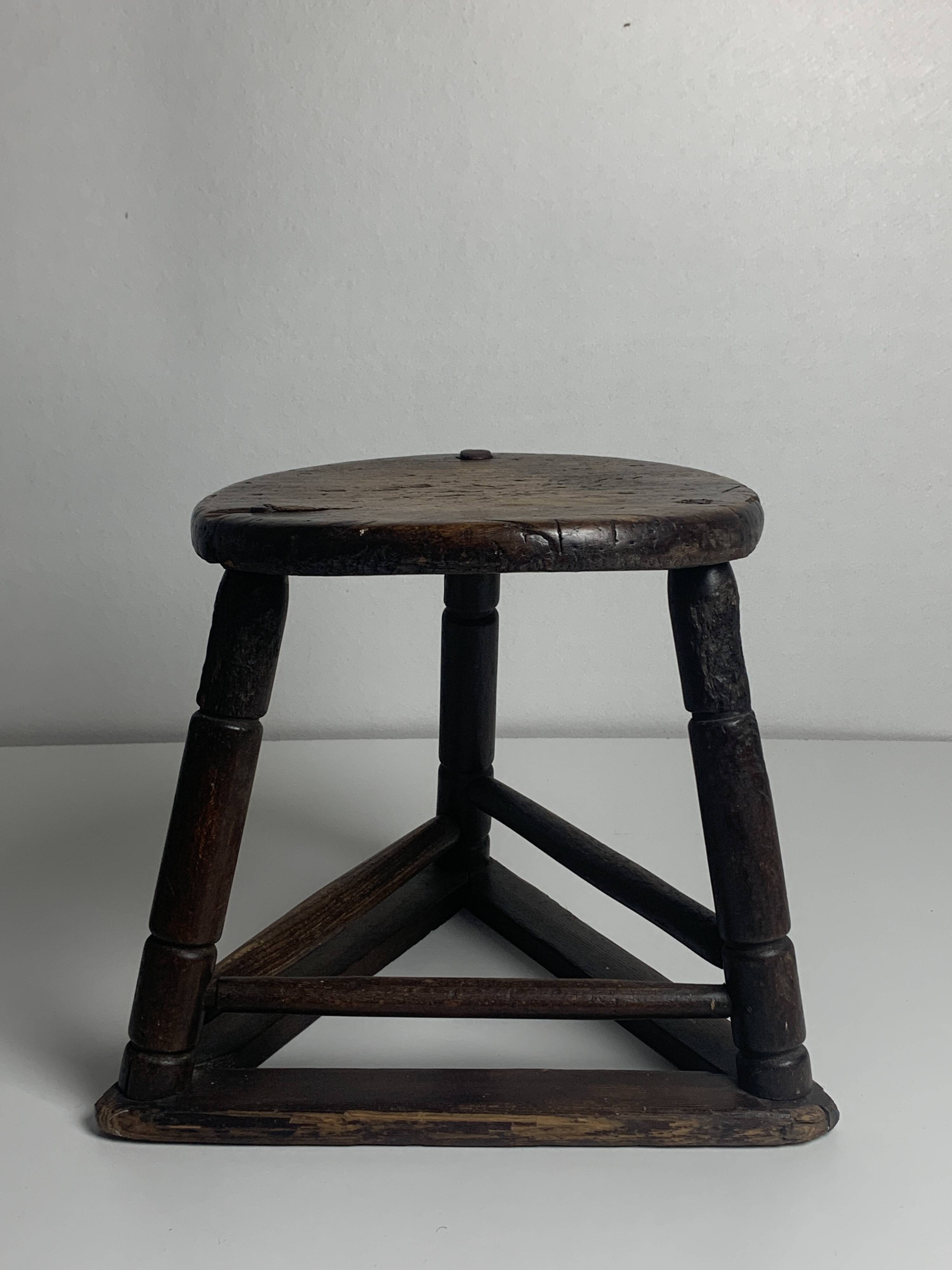 Tabouret tripode en bois ancien pour couteliers, bijoutiers et ouvriers