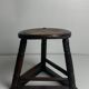 Tabouret tripode en bois ancien pour couteliers, bijoutiers et ouvriers