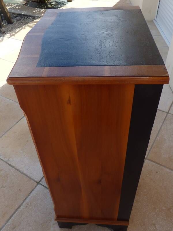 Louis XVI style chest of drawers in wood and cherry veneer.