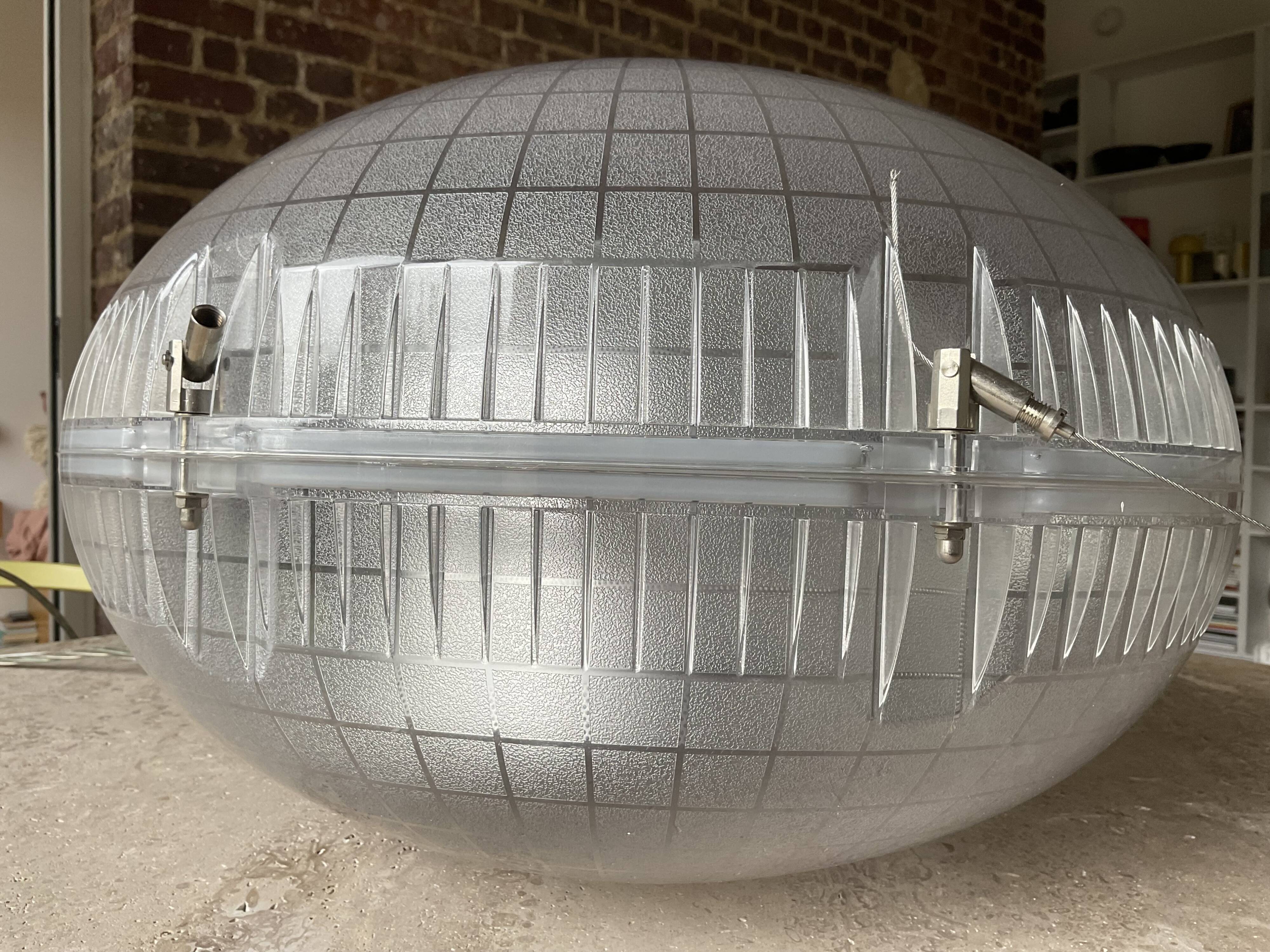 Suspension "Gem" imagined by the architect Paul Andreu.