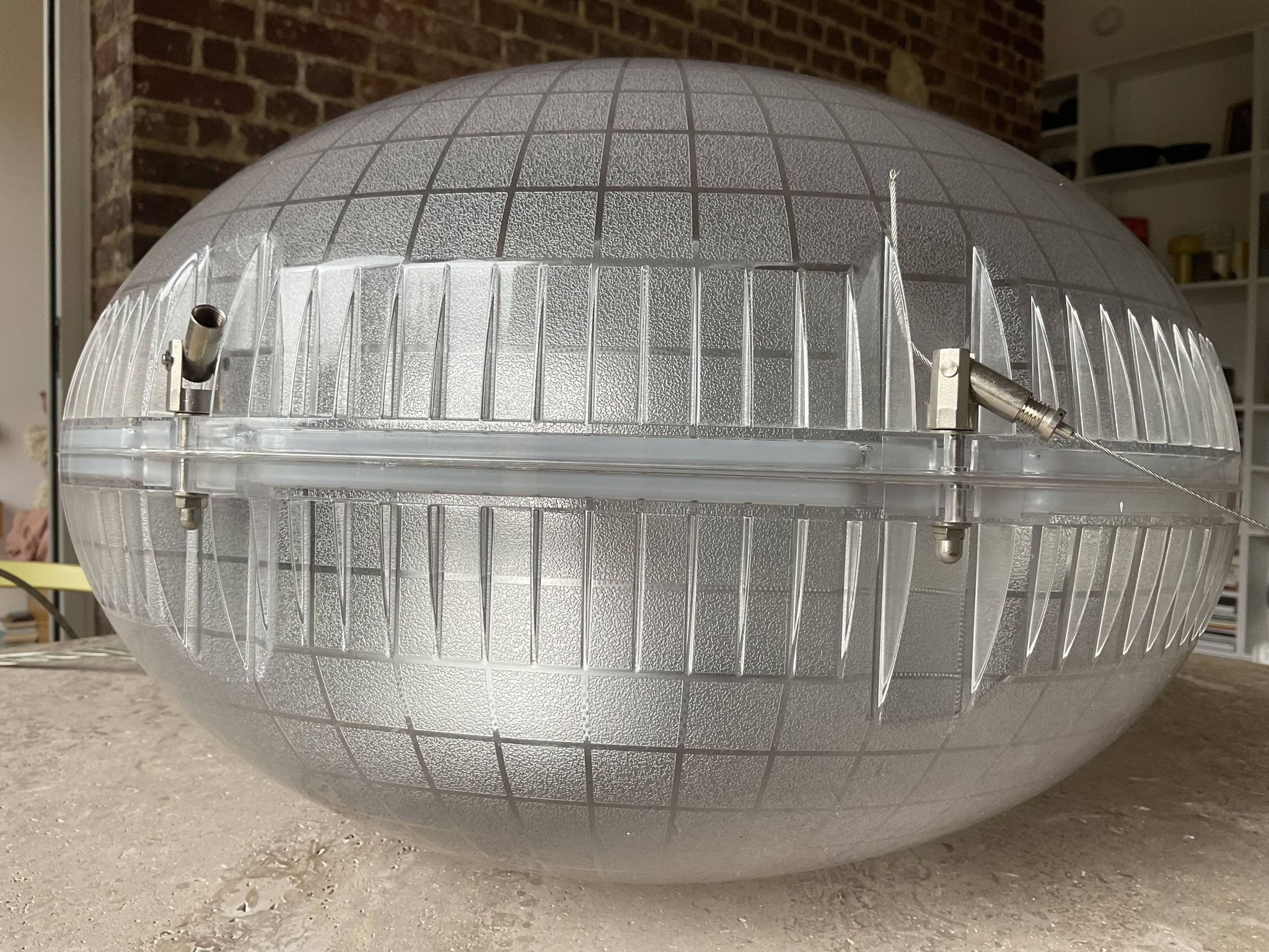 Suspension "Gem" imagined by the architect Paul Andreu.