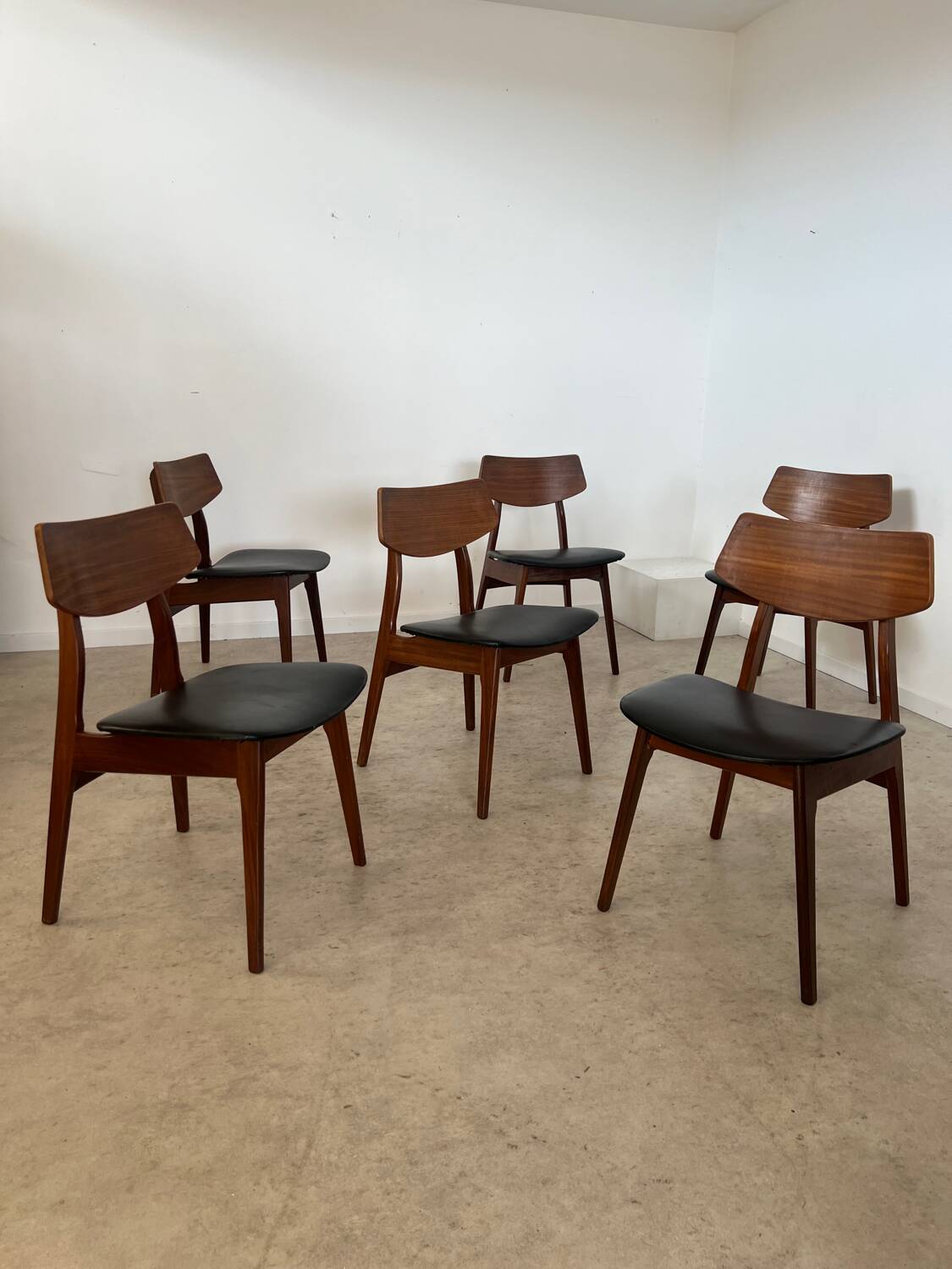 Set of 6 teak and black imitation leather chairs, Scandinavian design from the 70s vintage