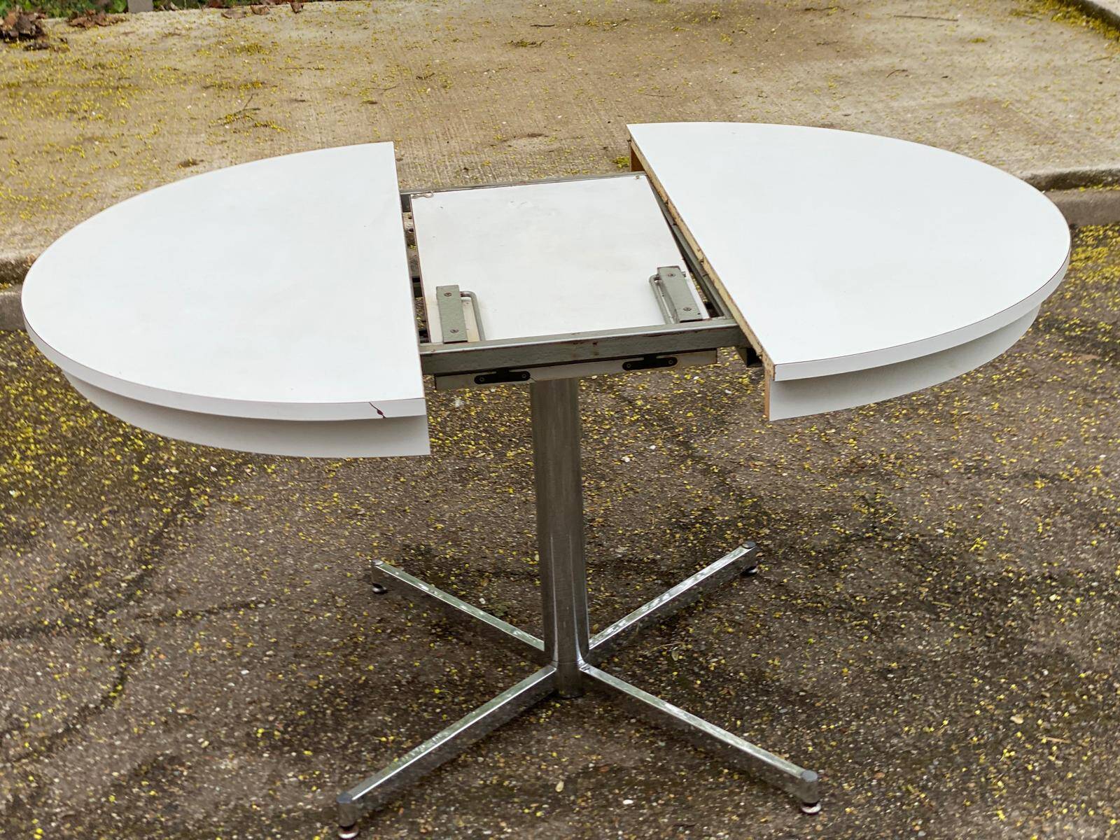 White dining table with a central tulip base, extendable to 100cm.