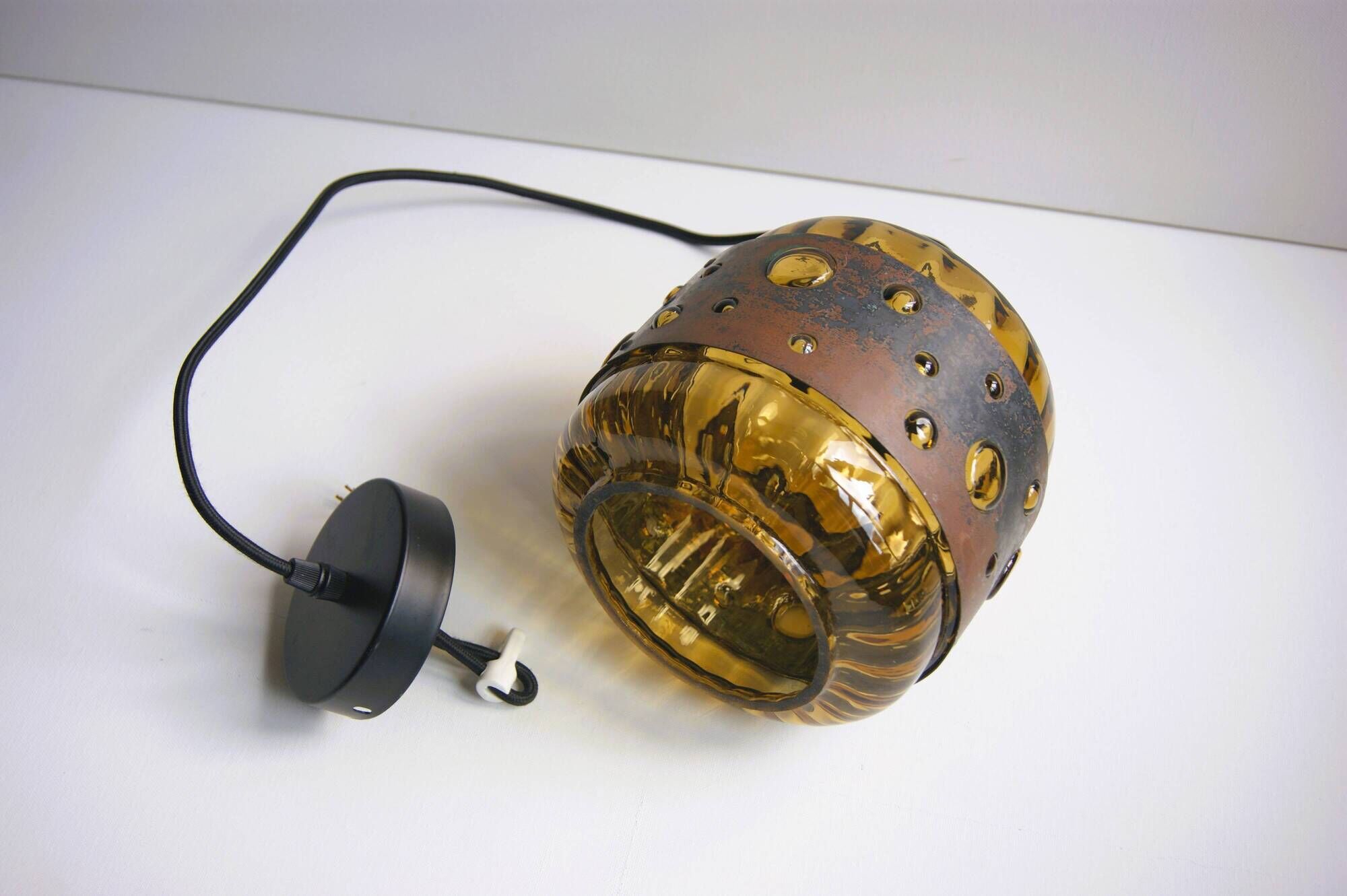 Mid-century brutalist ceiling lamp in green colored glass and copper. Design by Nanny Still - 1960s.