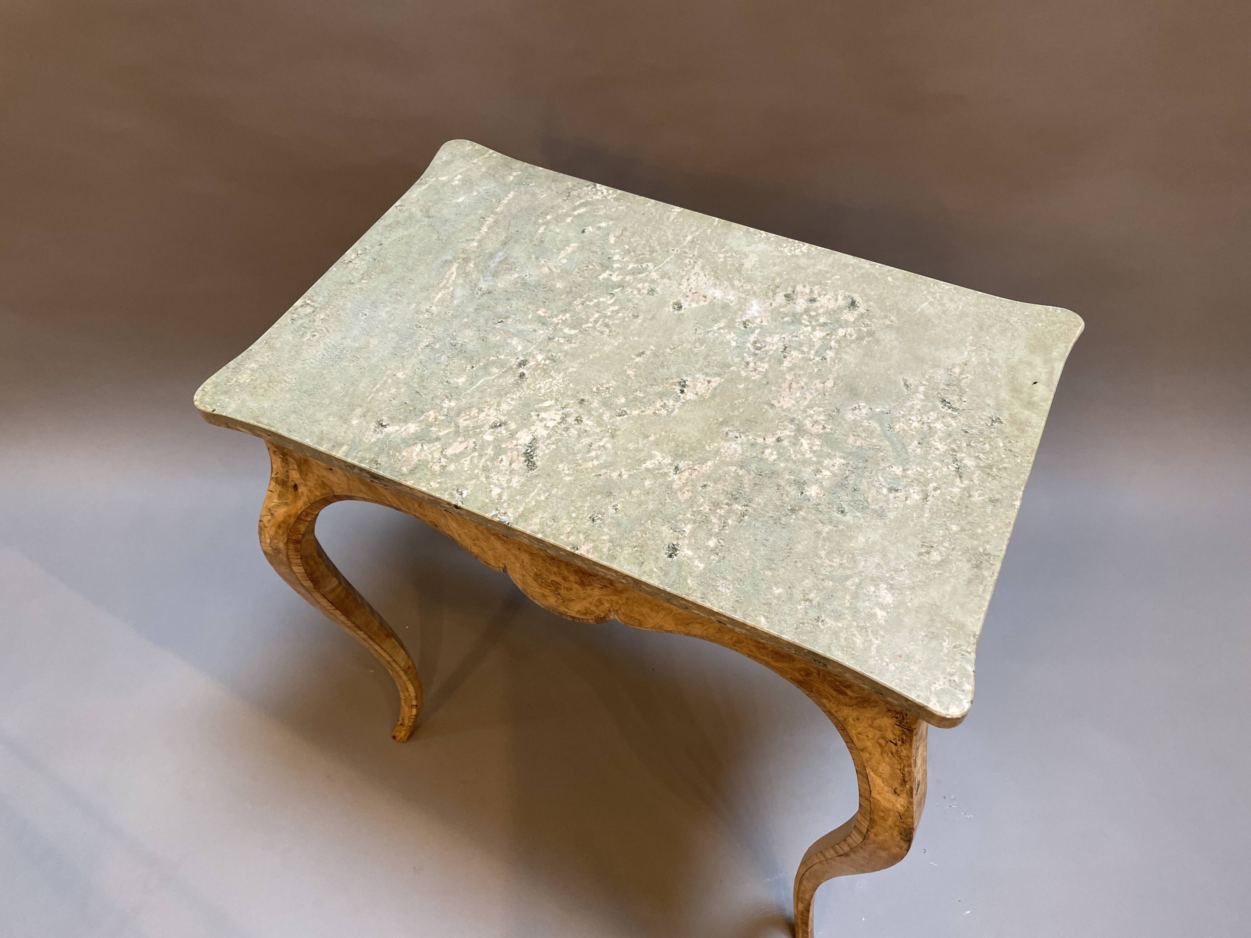 Petite table d'appoint victorienne en noyer