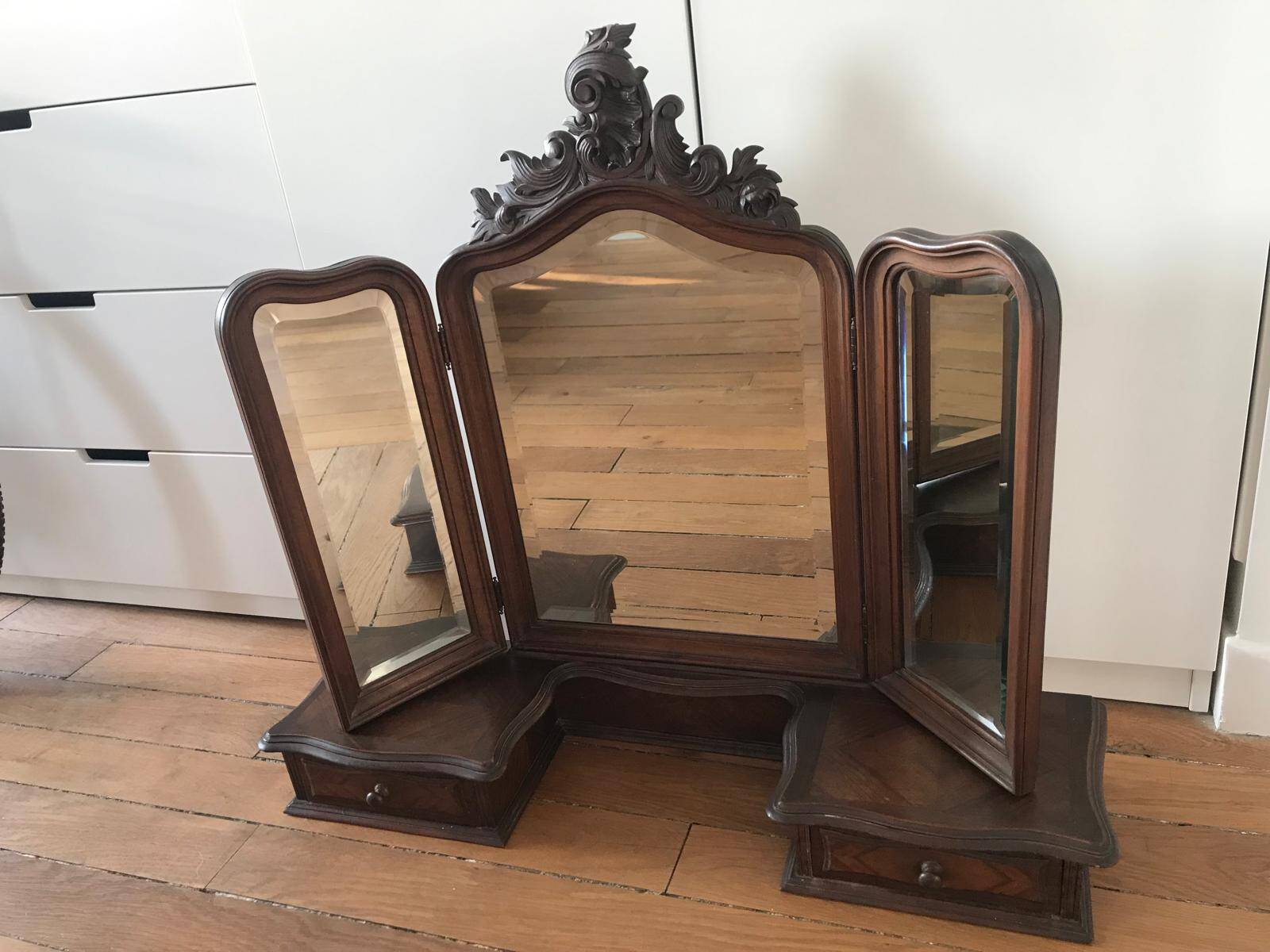 Triptych mirror dressing table