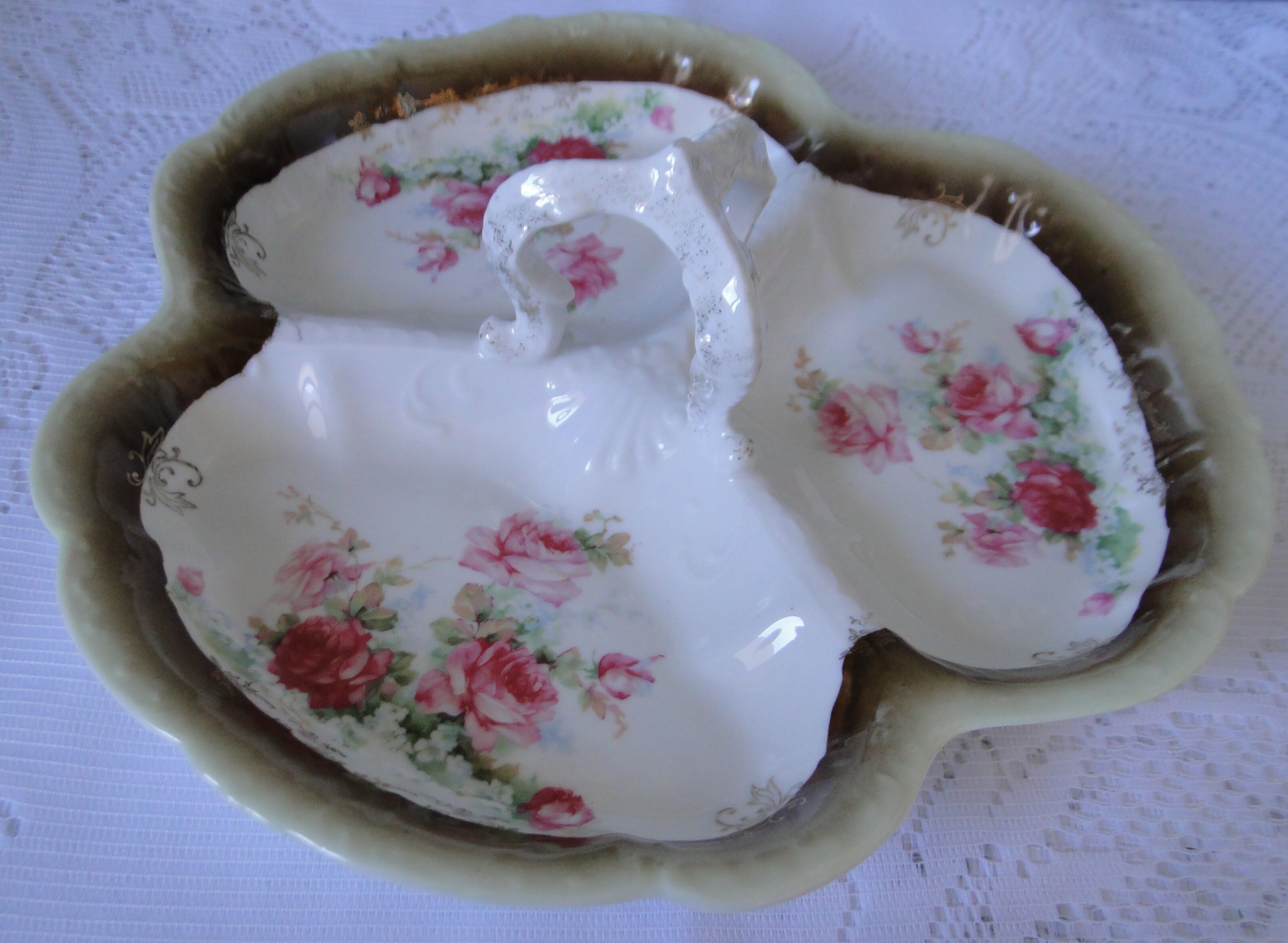 Servant beggar old porcelain 3 compartments small roses on white background