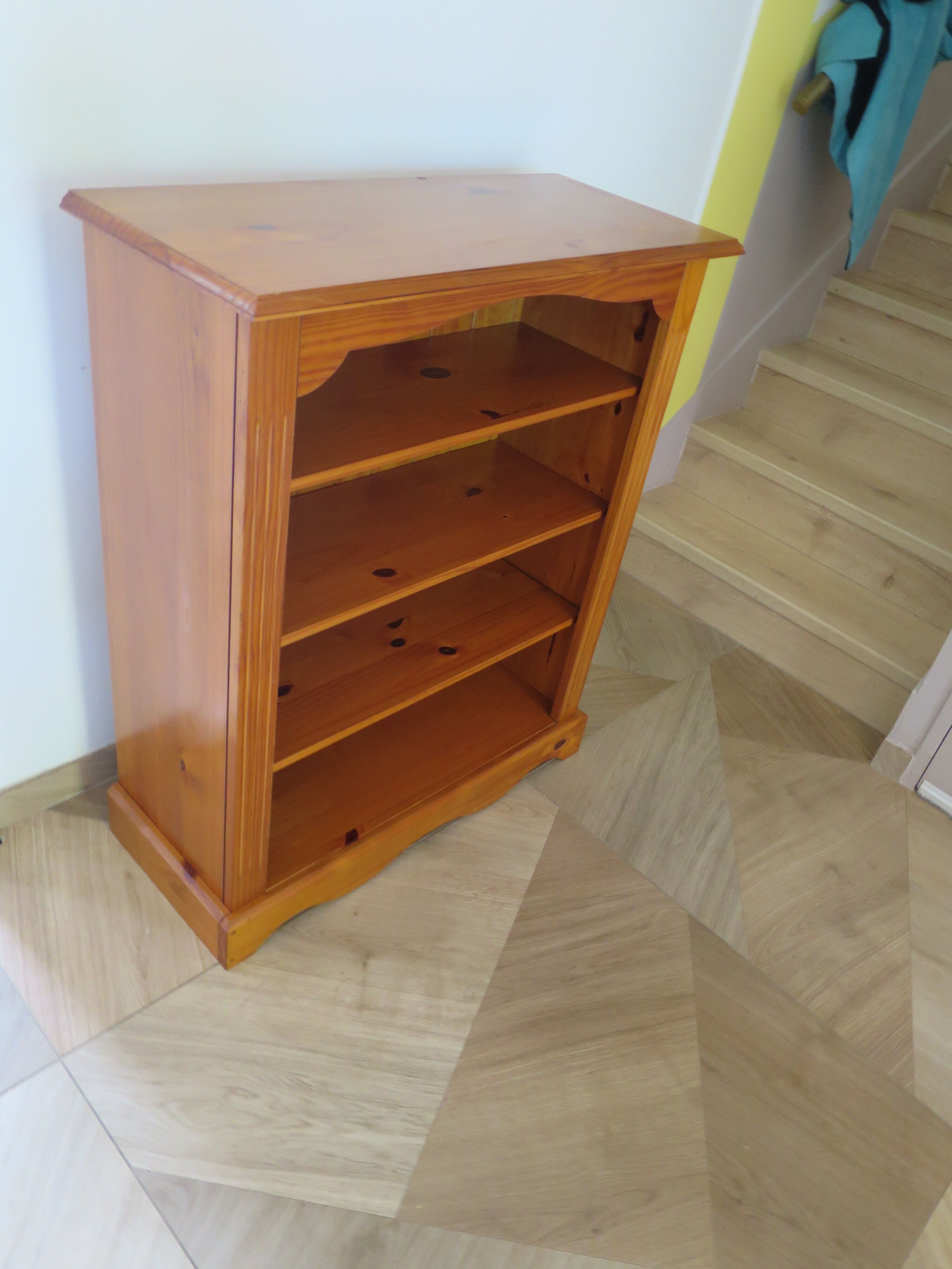 Solid wood bookshelf