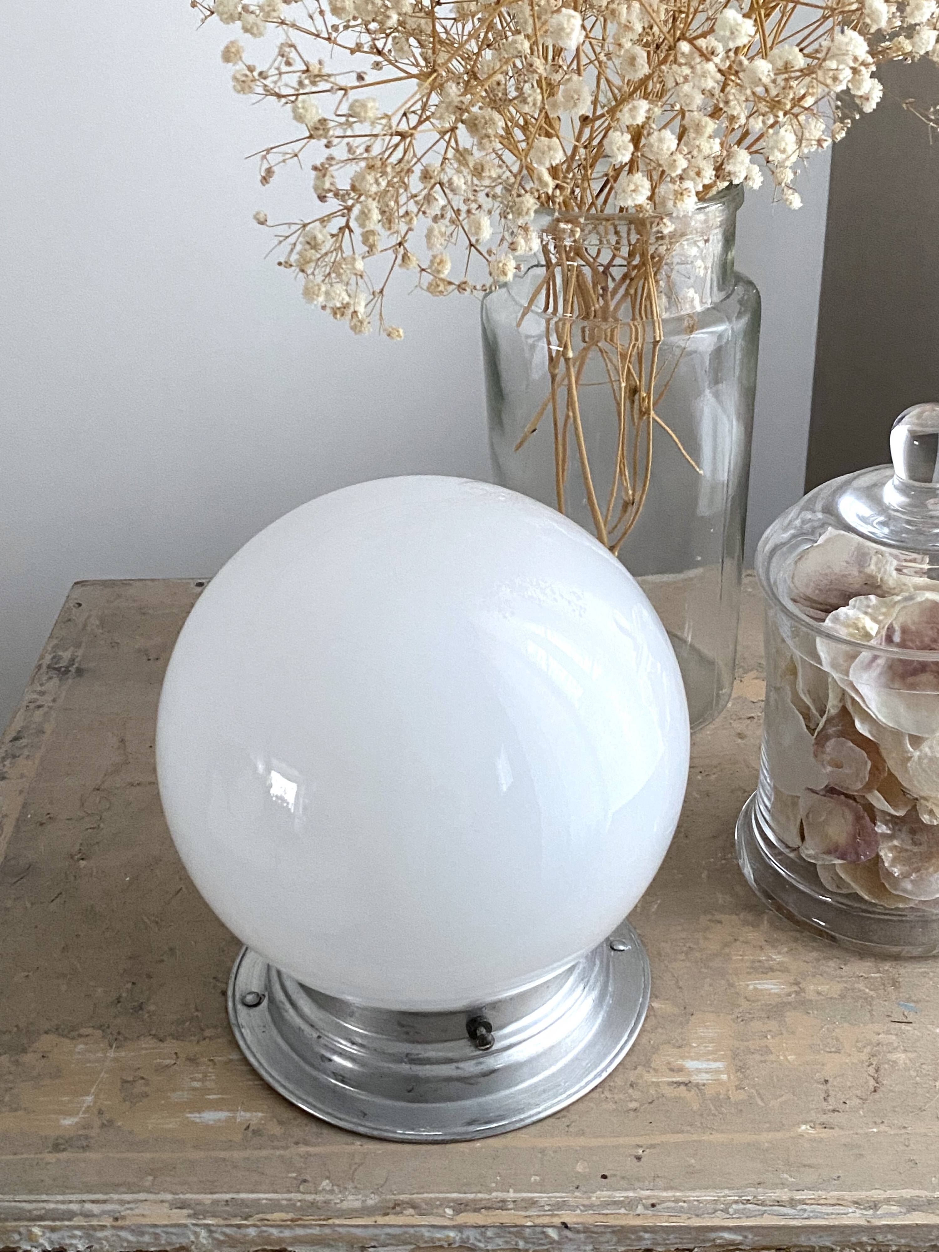 Petite lampe à poser globe opaline