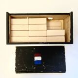 Ancien jeu de construction en bois dans sa mallette de transport - 52 pièces