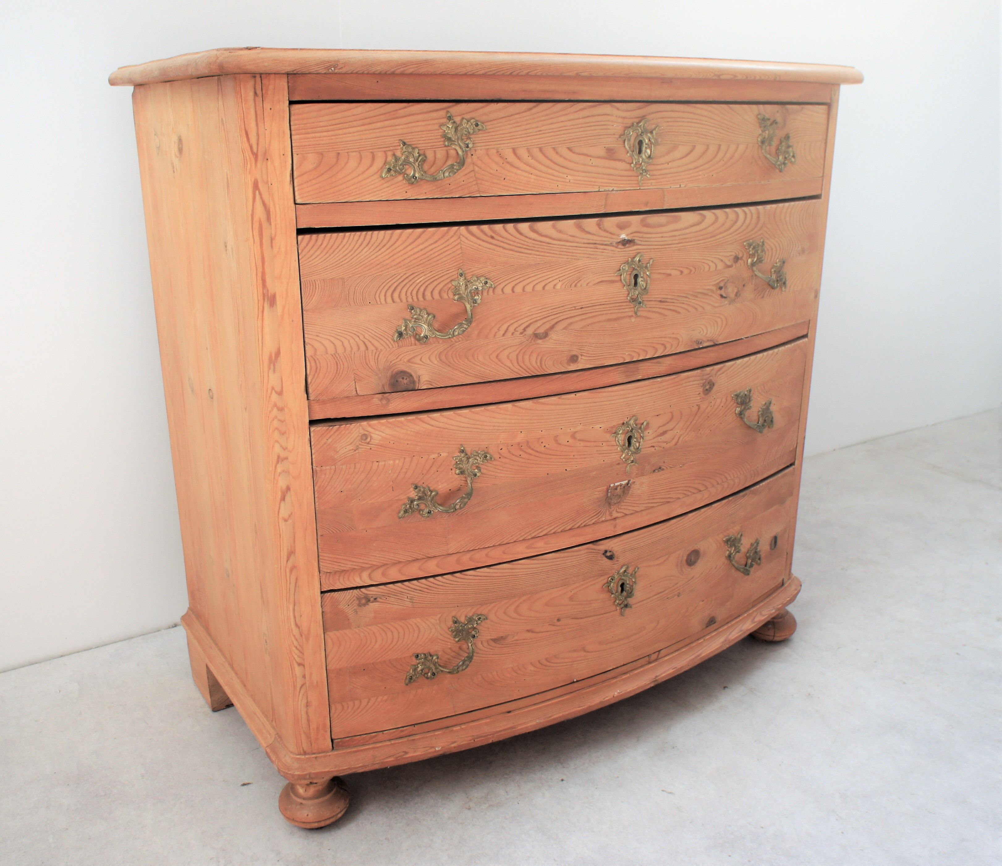 Curved dresser