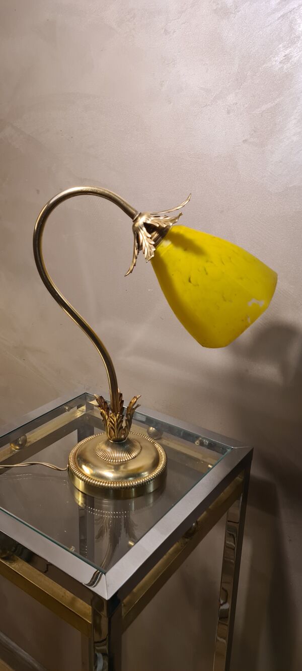 Lampe acier doré avec tulipe pate de verre jaune marbré ancienne,