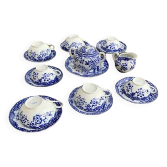Coffee service composed of 17 pieces, in blue and white porcelain, cherry blossom patterns