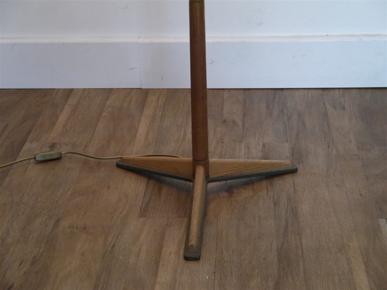 Lampadaire tripode en bois 1960