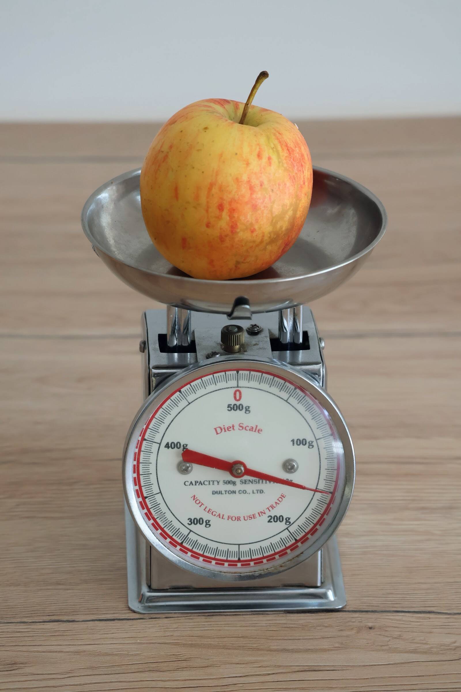 Yasu Sasamoto metal kitchen scale - Dulton - vintage