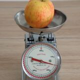 Yasu Sasamoto metal kitchen scale - Dulton - vintage