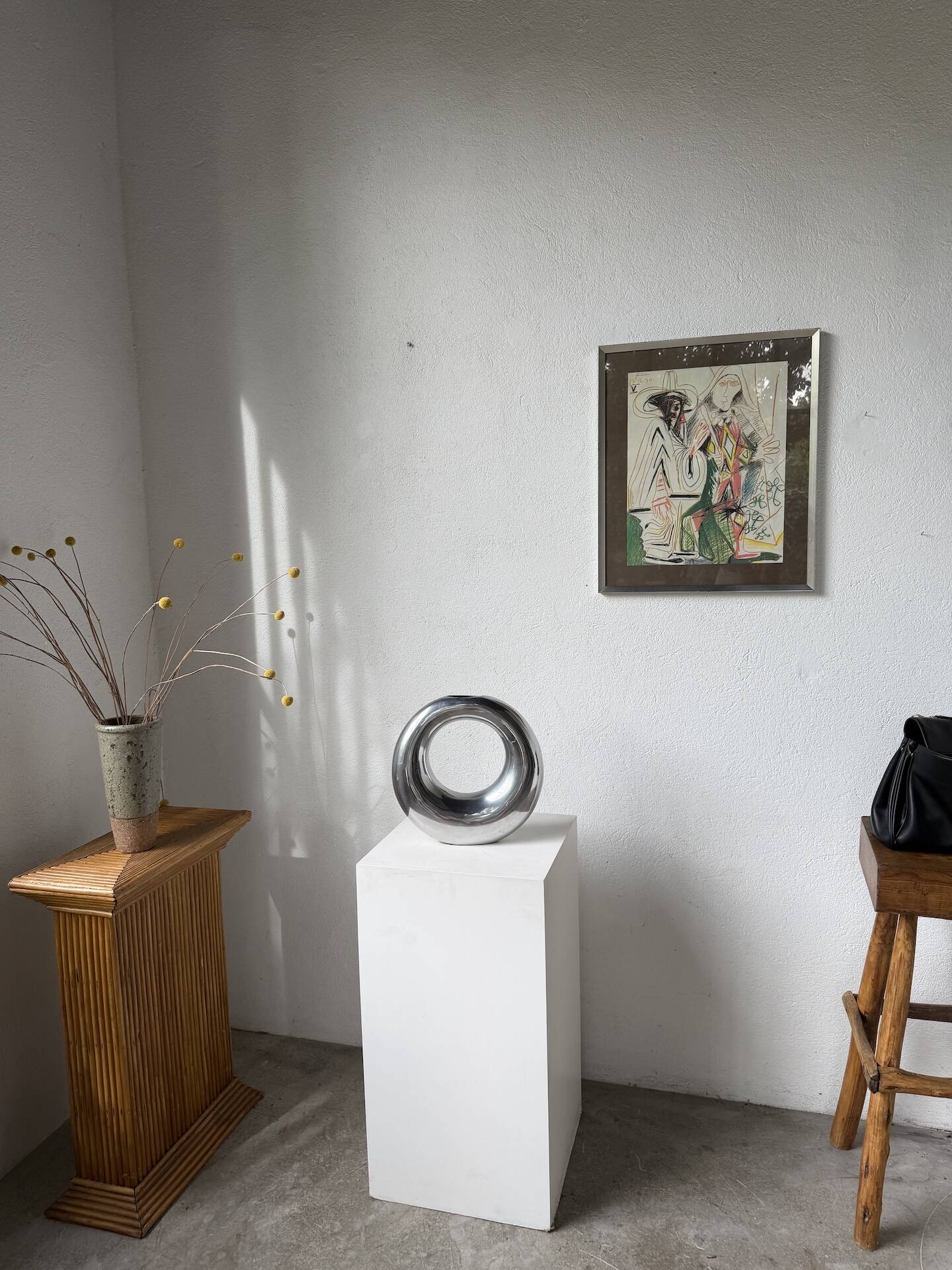 Round aluminium loop vase