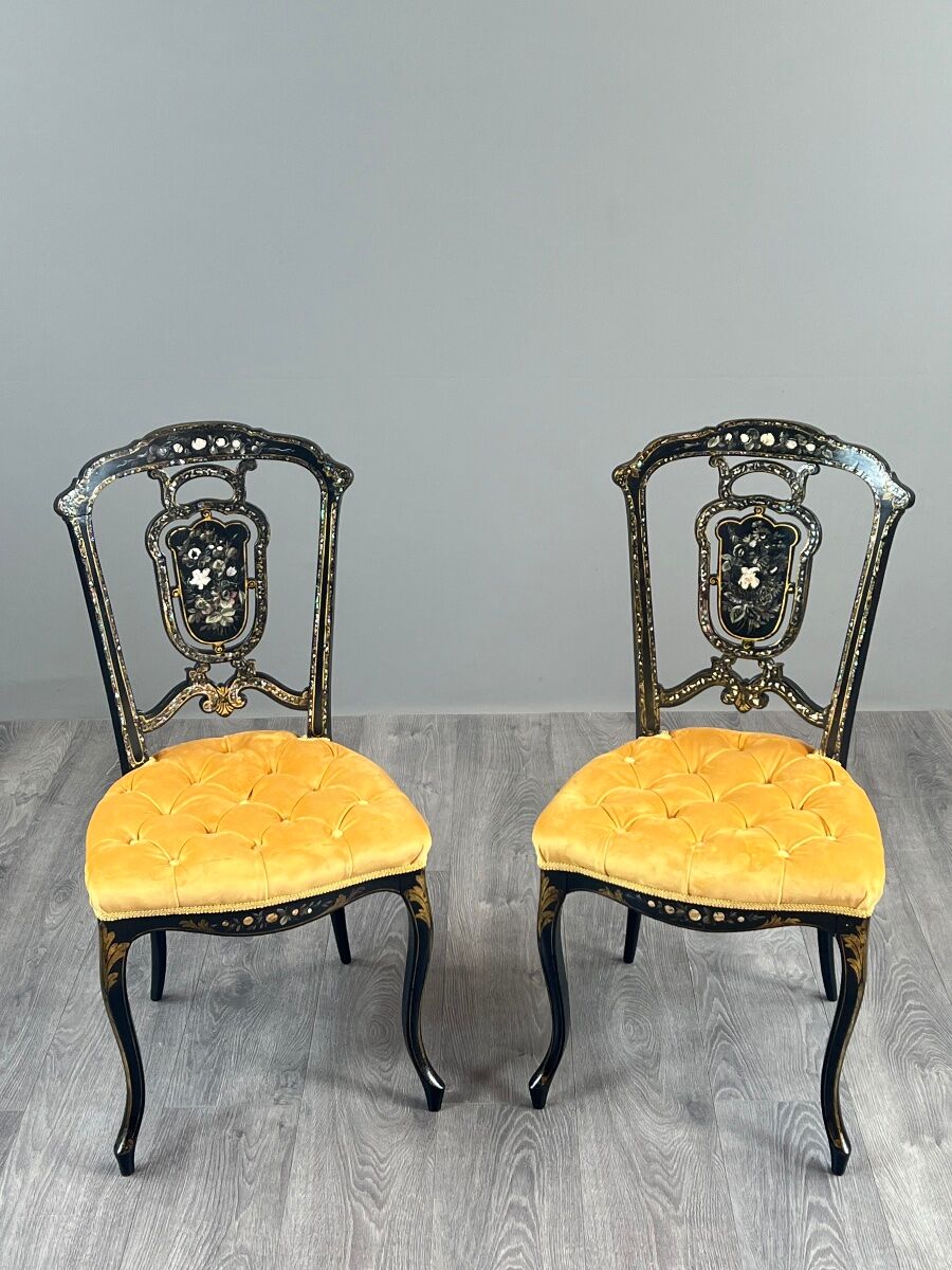 Paire de chaises Napoléon III marquetées et incrustées de nacre, XIXe Siècle