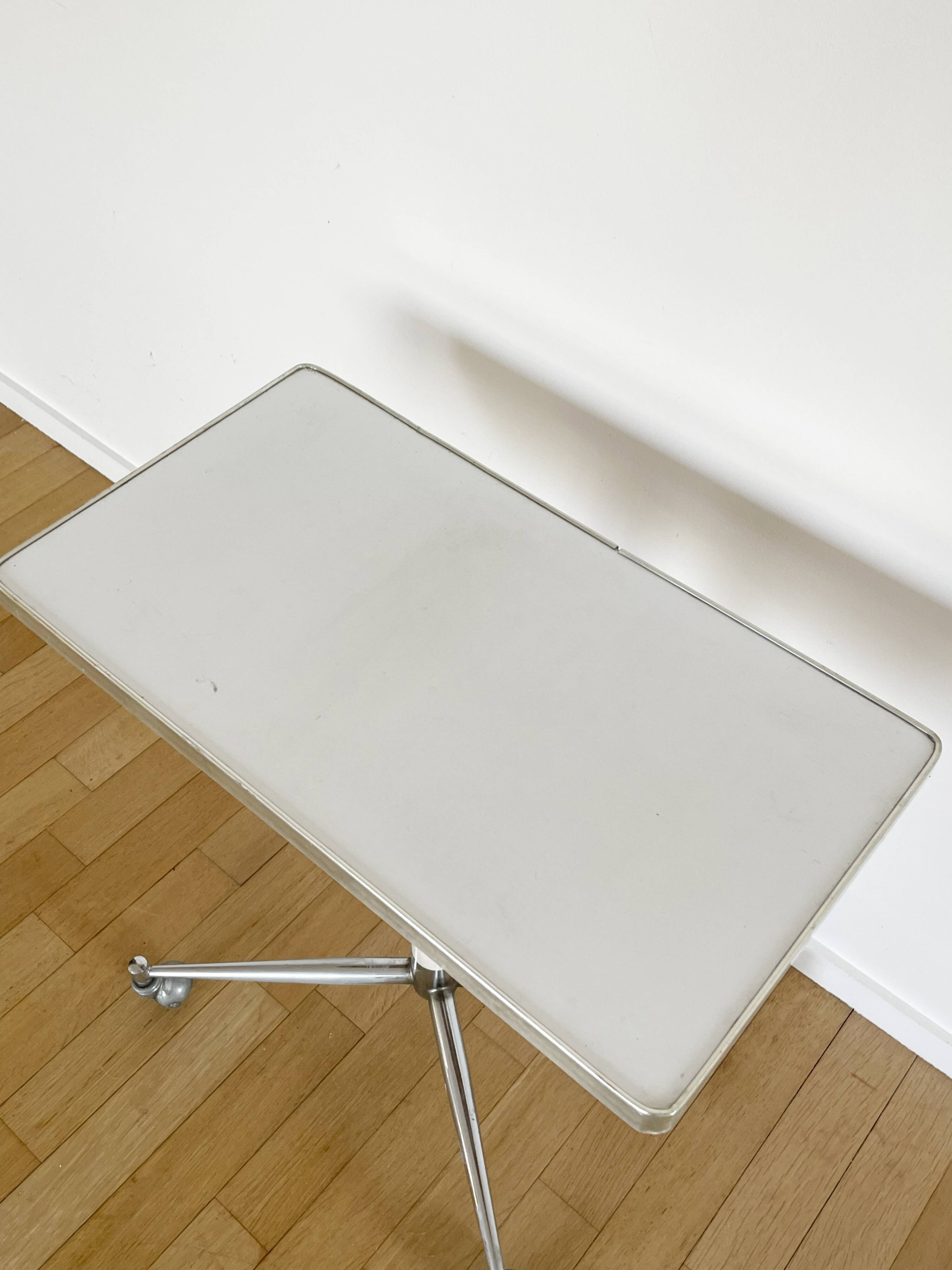 Tablet with chrome and white lacquered wheels