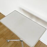 Tablet with chrome and white lacquered wheels