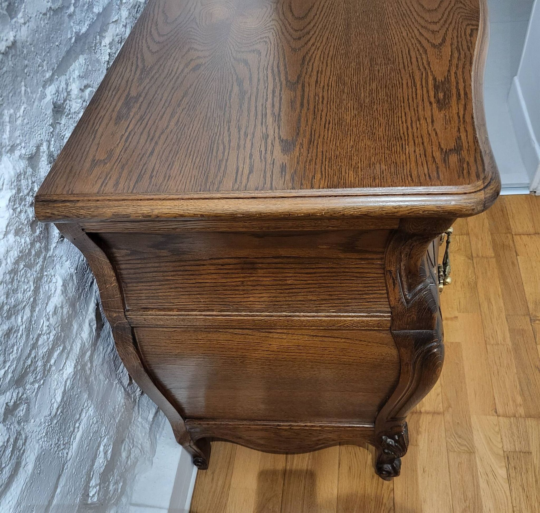 Commode galbée style Louis XV / régence en chêne massif