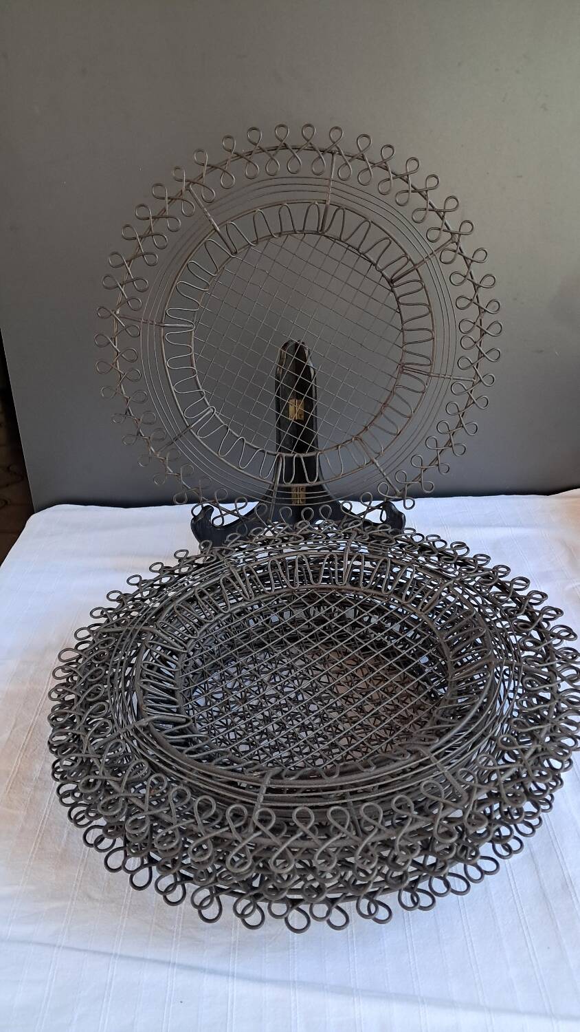 6 black metal serving plates