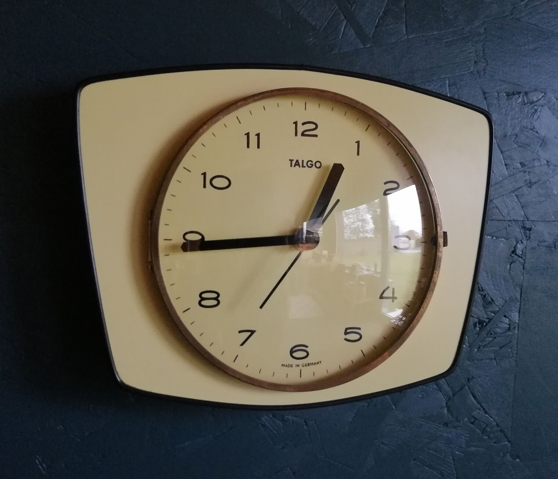 Vintage formica silent wall clock trapeze "Pale yellow Talgo"